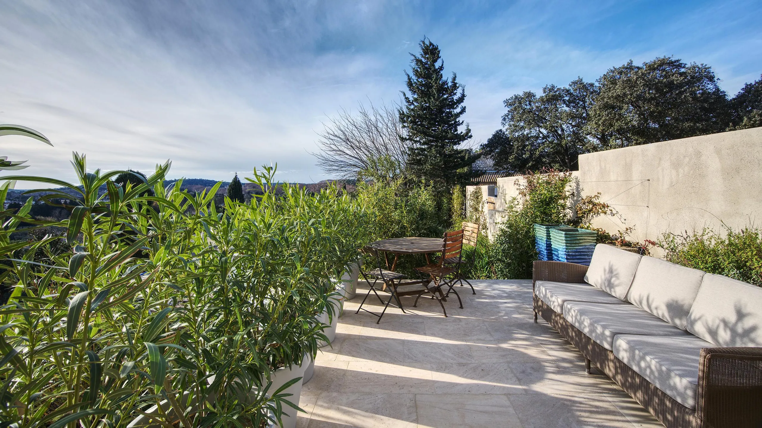 Sumptuous Escape Villa with Poolside and Panoramic Mountain Views — photograph 6