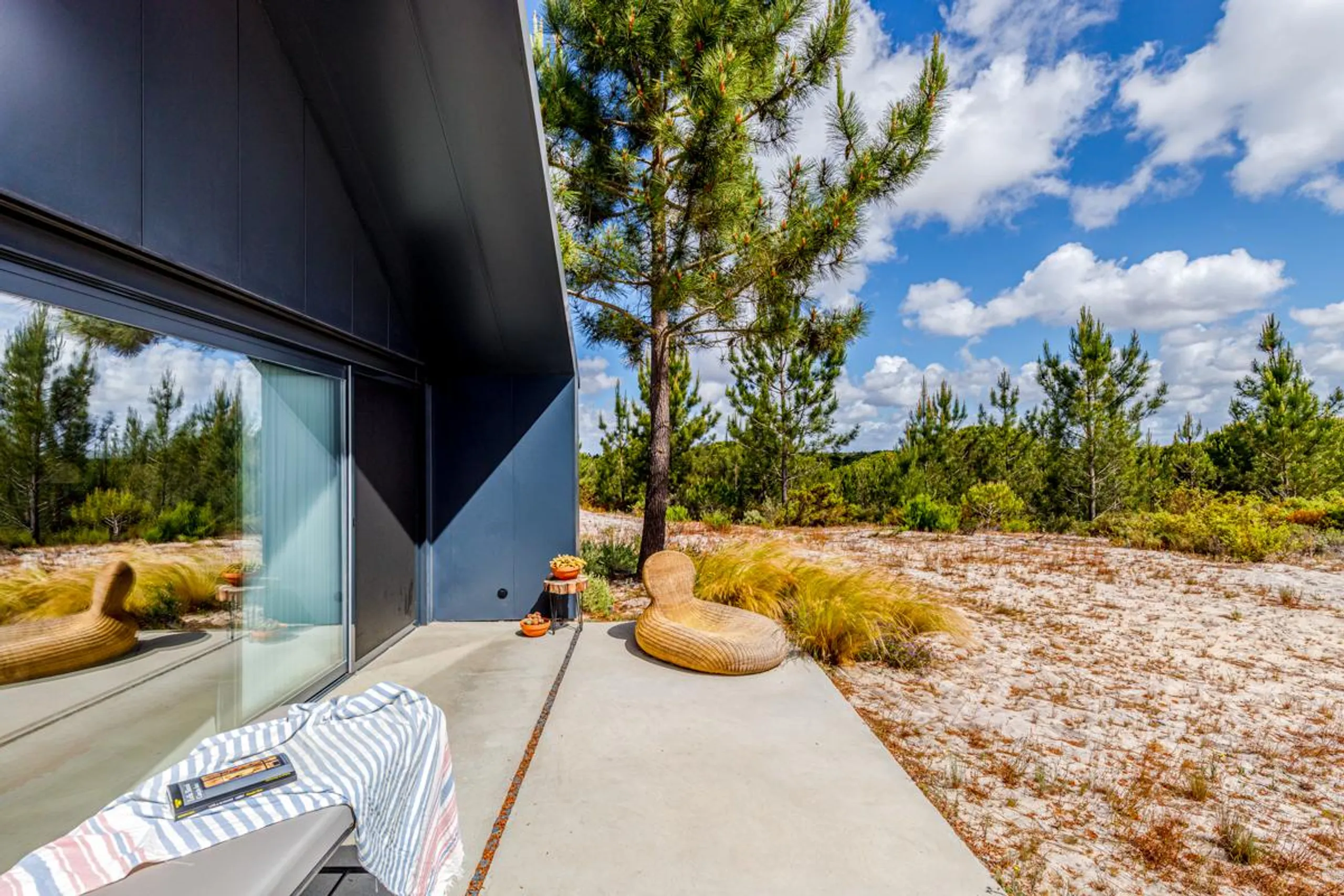 Magnificent Contemporary Villa with Private Pool and Scenic Surroundings — photograph 11