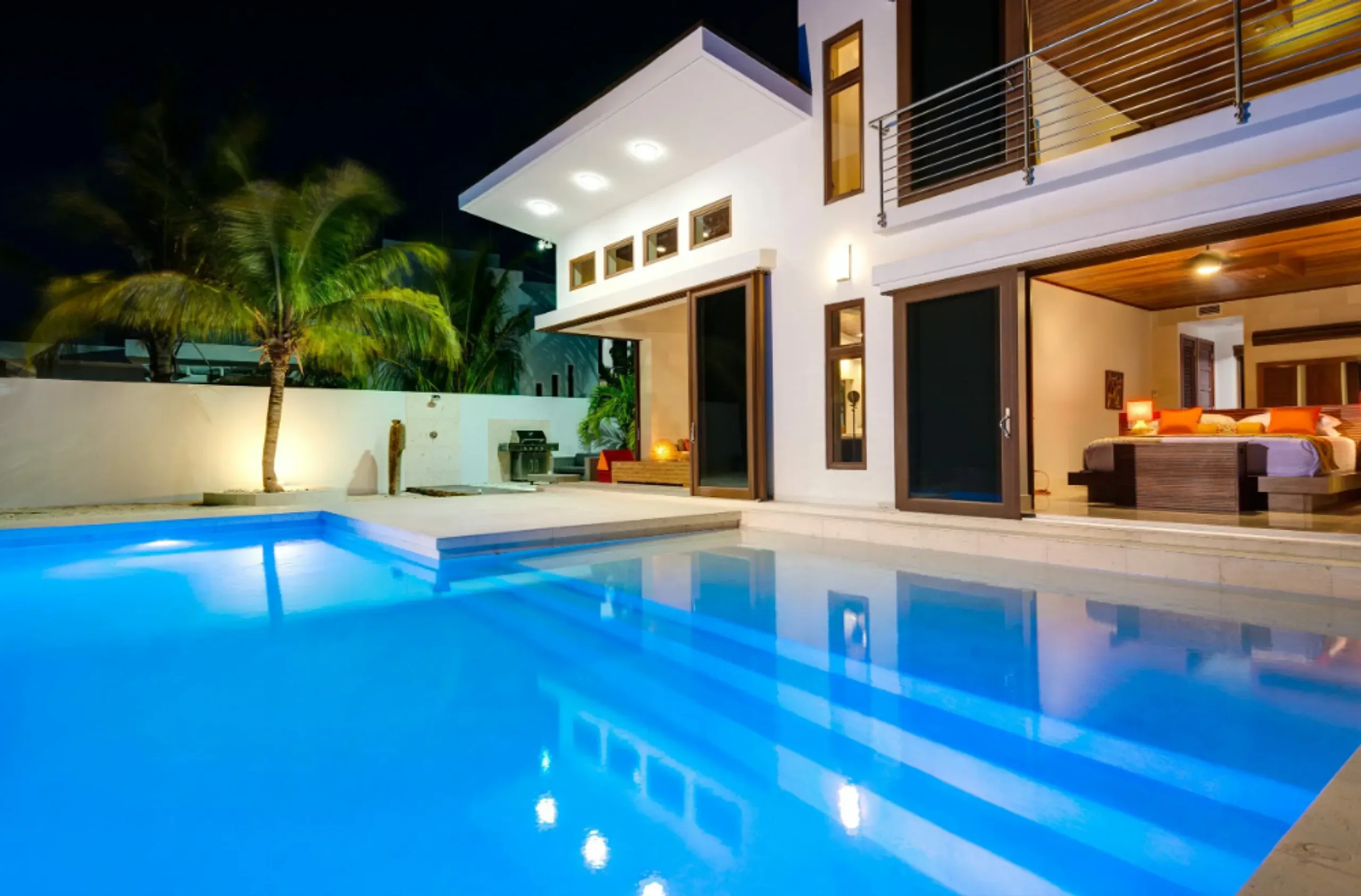 Gorgeous Ocean Front Modern Contemporary Villa with Private Pool on Grace Bay — photograph 8