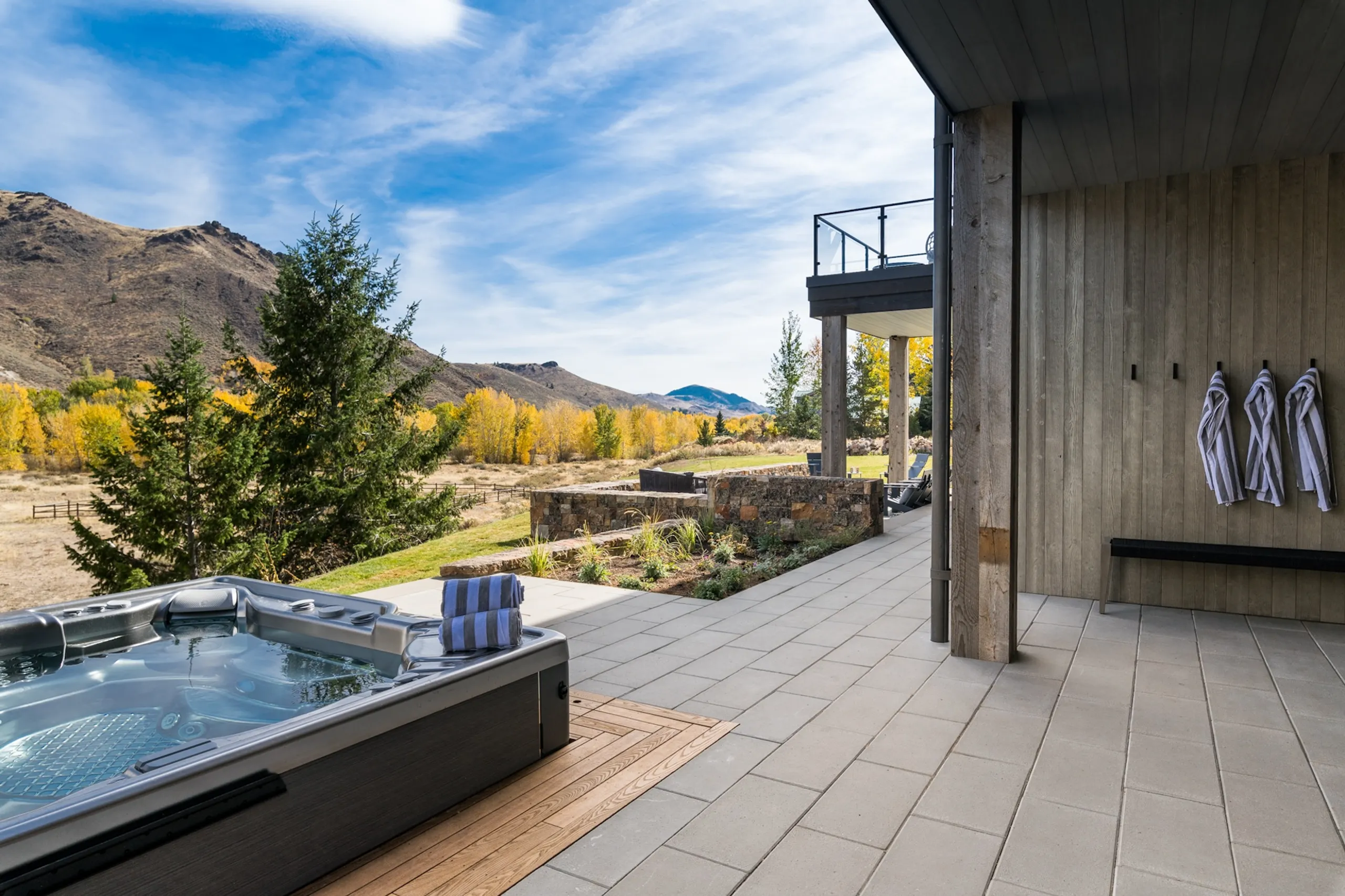 Gorgeous Ketchum Villa with Hot Tub, Game Room & Mountain Views — photograph 8