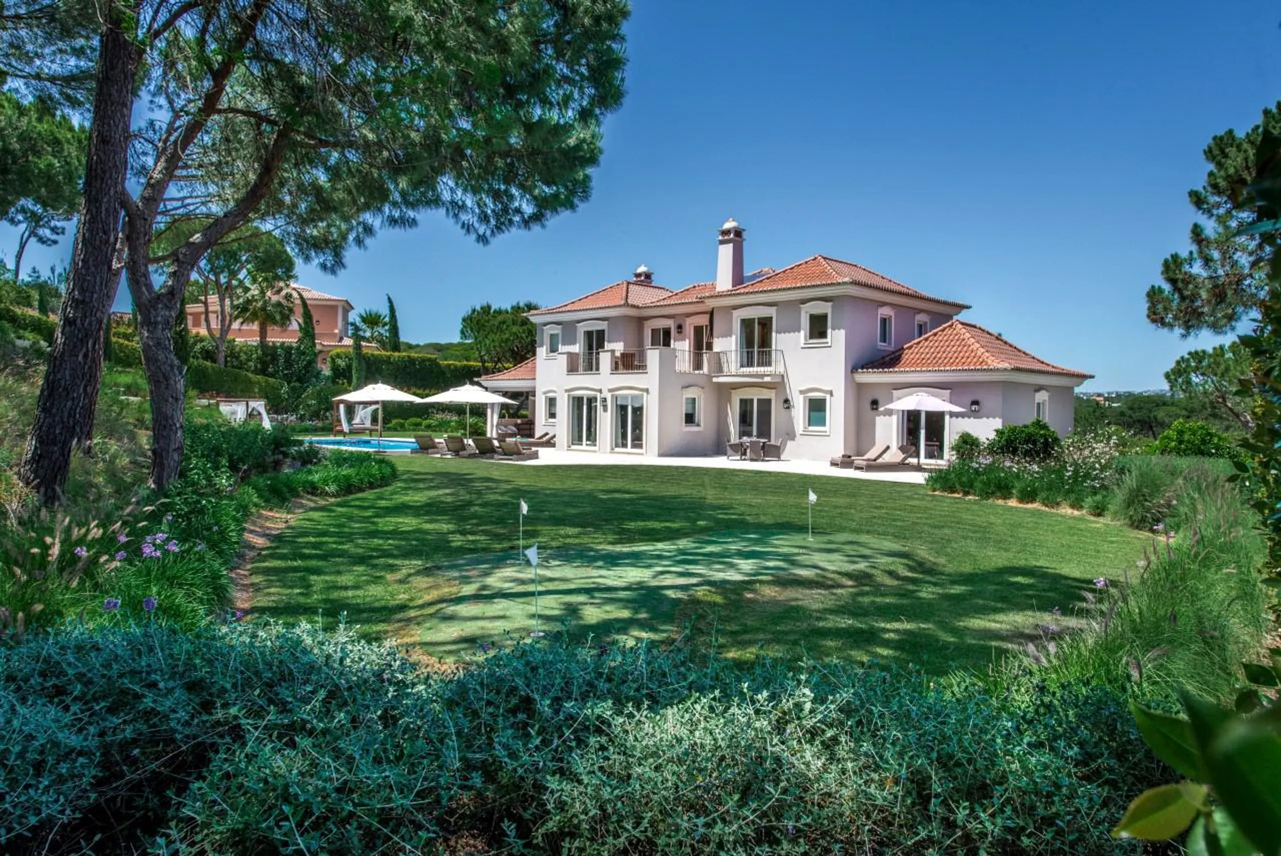 Opulent 5 Bedroom Villa with Private Pool and Landscaped Gardens — photograph 2