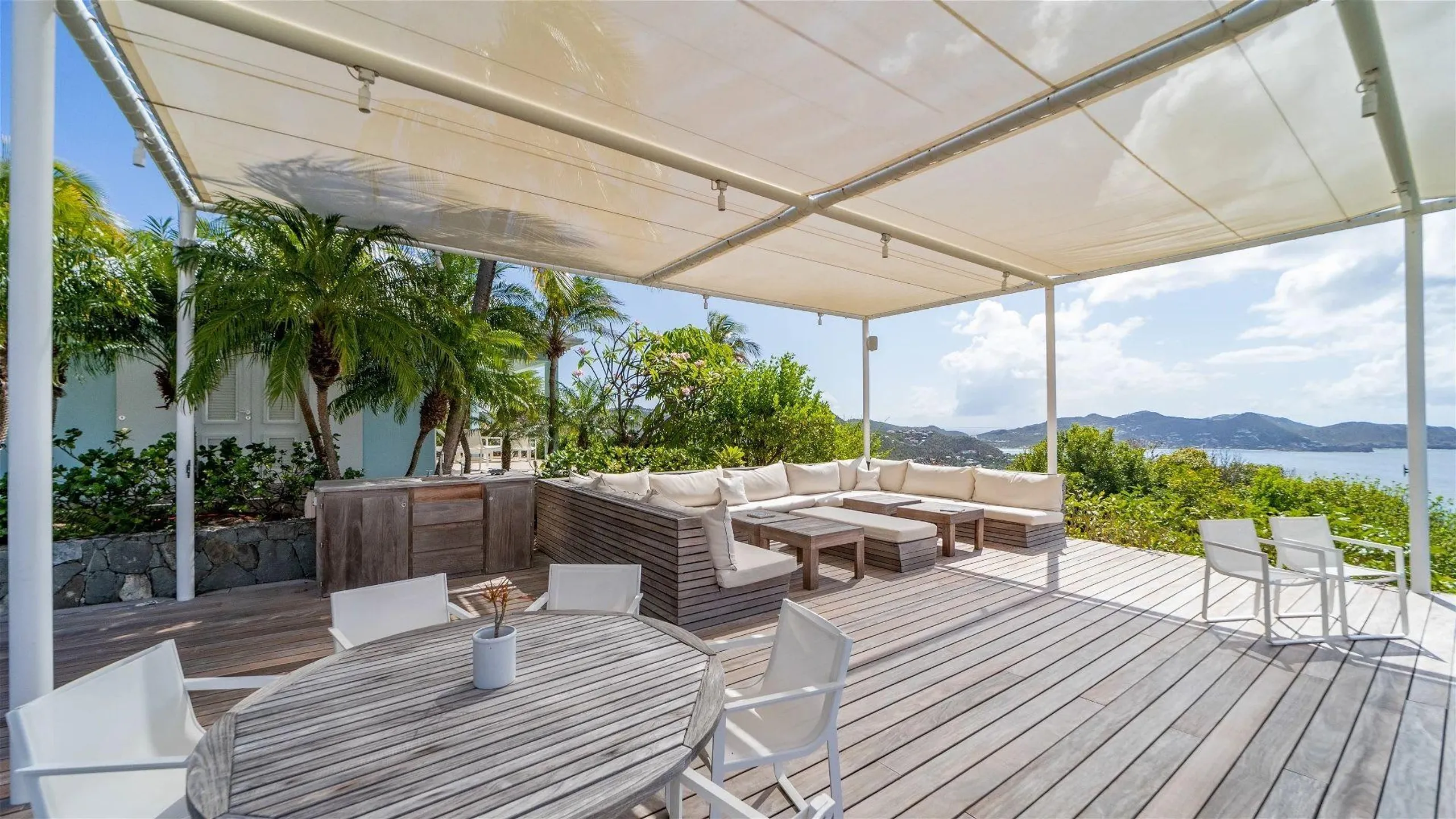 Oceanview Luxury Villa with Infinity Pool — photograph 4
