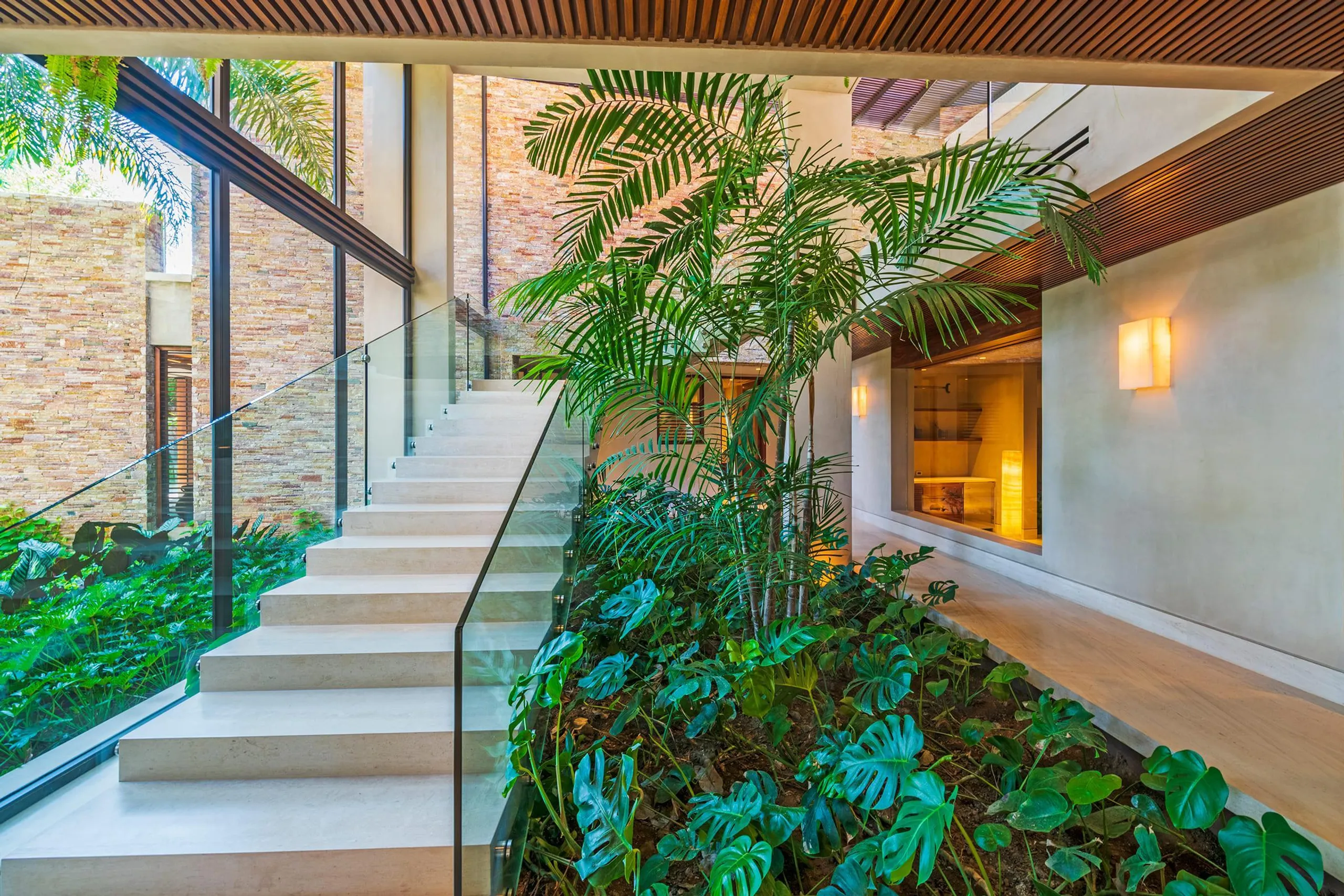 Lush Luxury Kupuri Estate with Infinity Pool and Ocean Views — photograph 11