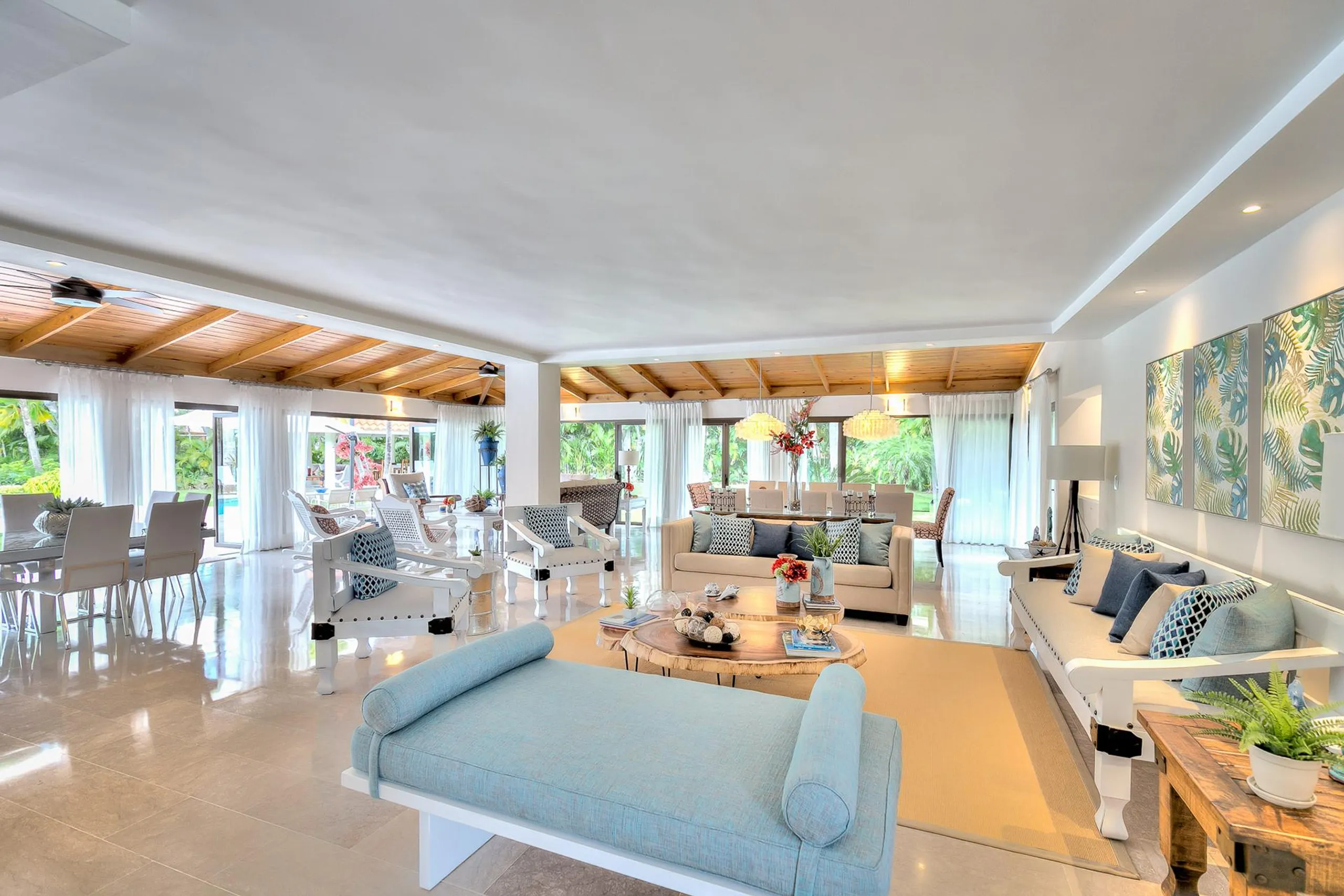 Sophisticated 4BR Villa with Expansive Garden Pool Terrace and Palapa — photograph 7