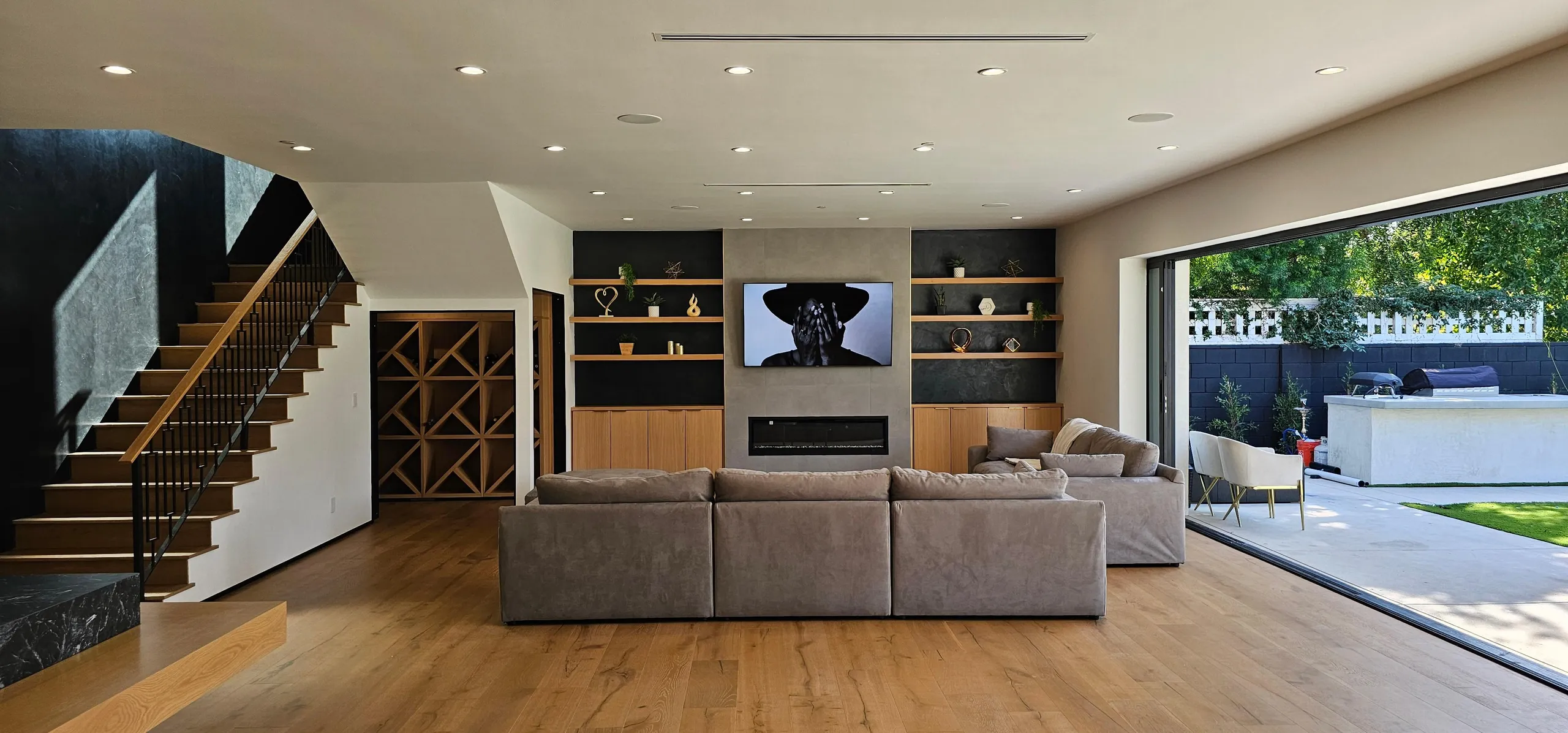 Spacious 6BR Villa in Sherman Oaks with Private Pool & Garden — photograph 3