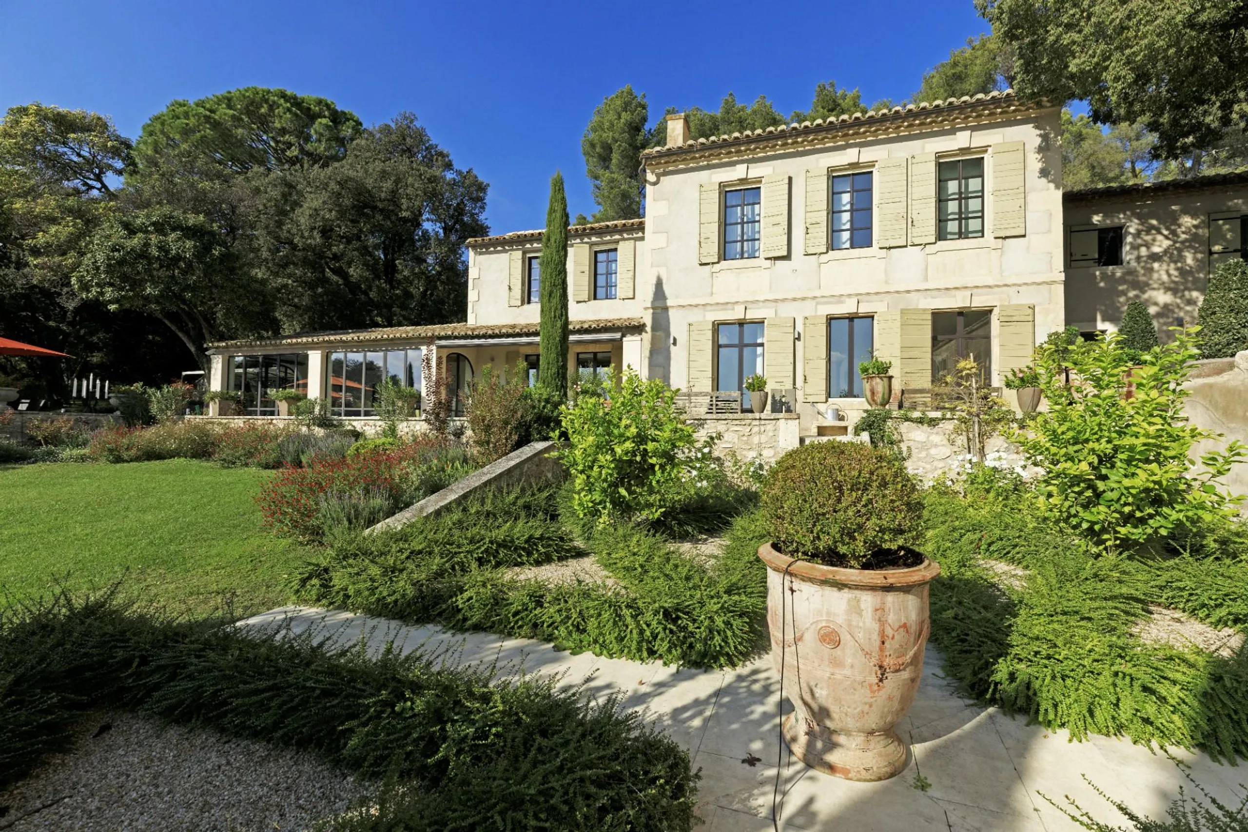 Provencal Paradise Villa  with Heated Pool, Courtyard, and Tower Terrace — photograph 3