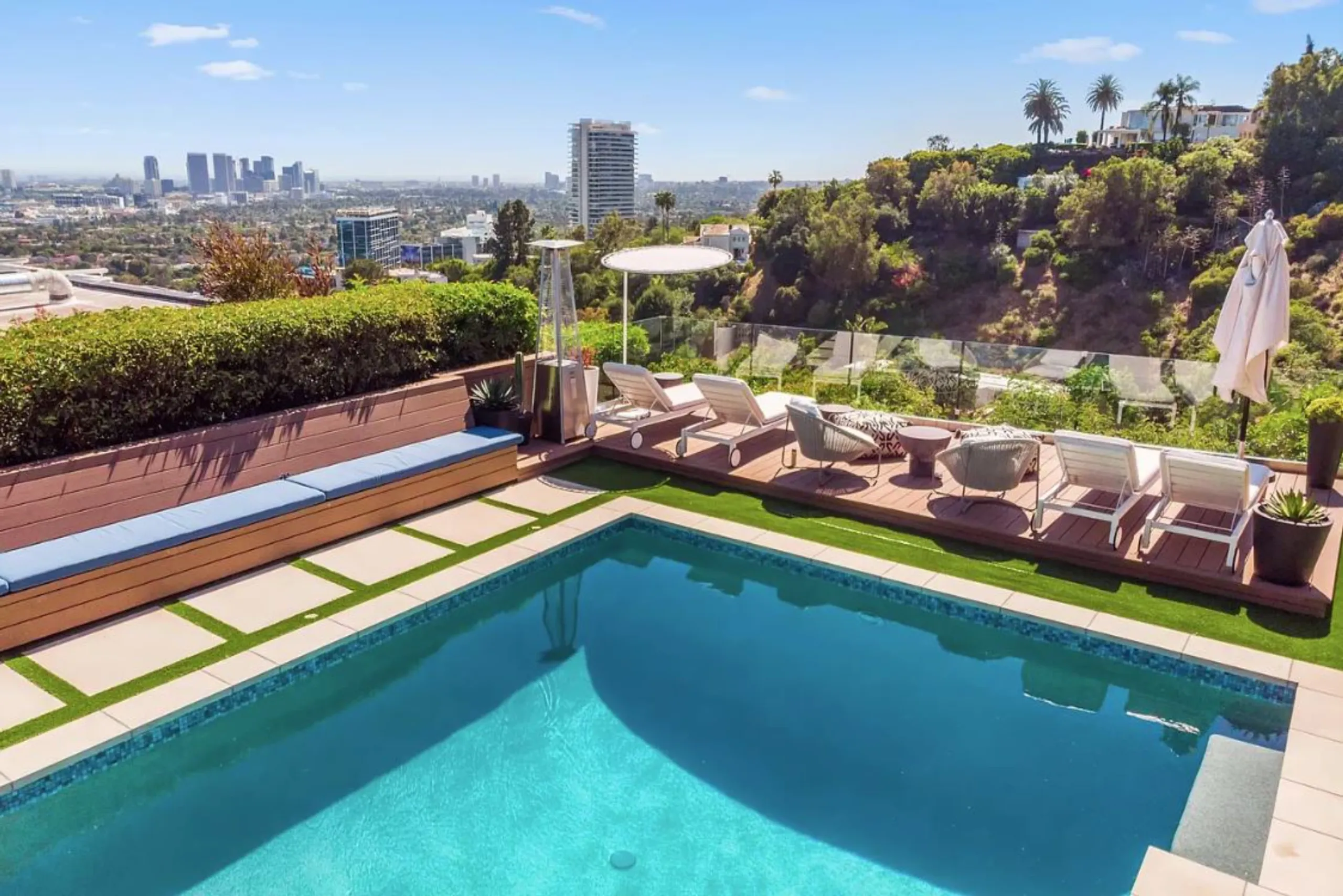 Majestic Elegant Villa with Infinity Pool And City View — photograph 6