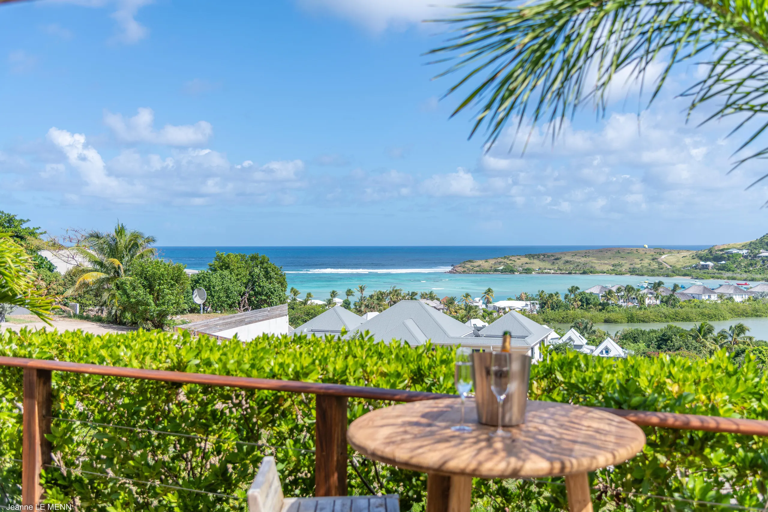 Luxurious Beachside Bungalow with Private Pool and Ocean Views — photograph 3