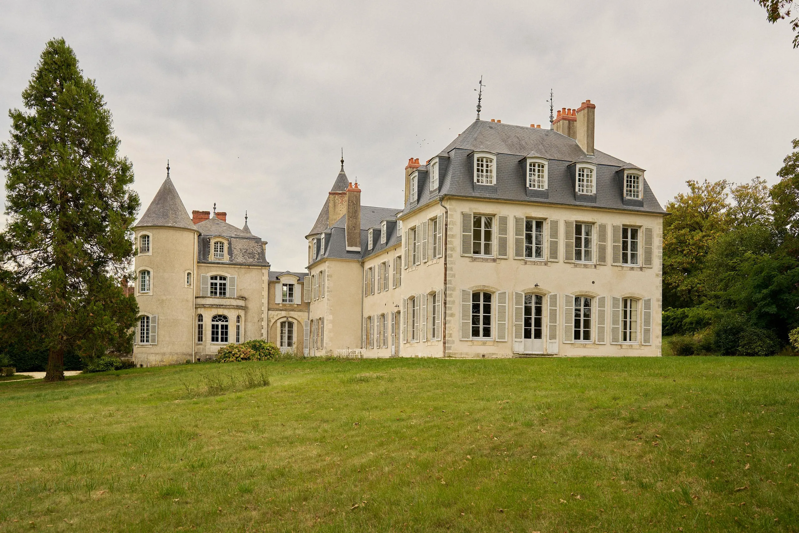 Historic Saint Marie Luxury Chateau with Heated Pool and Sprawling Vineyards — photograph 8