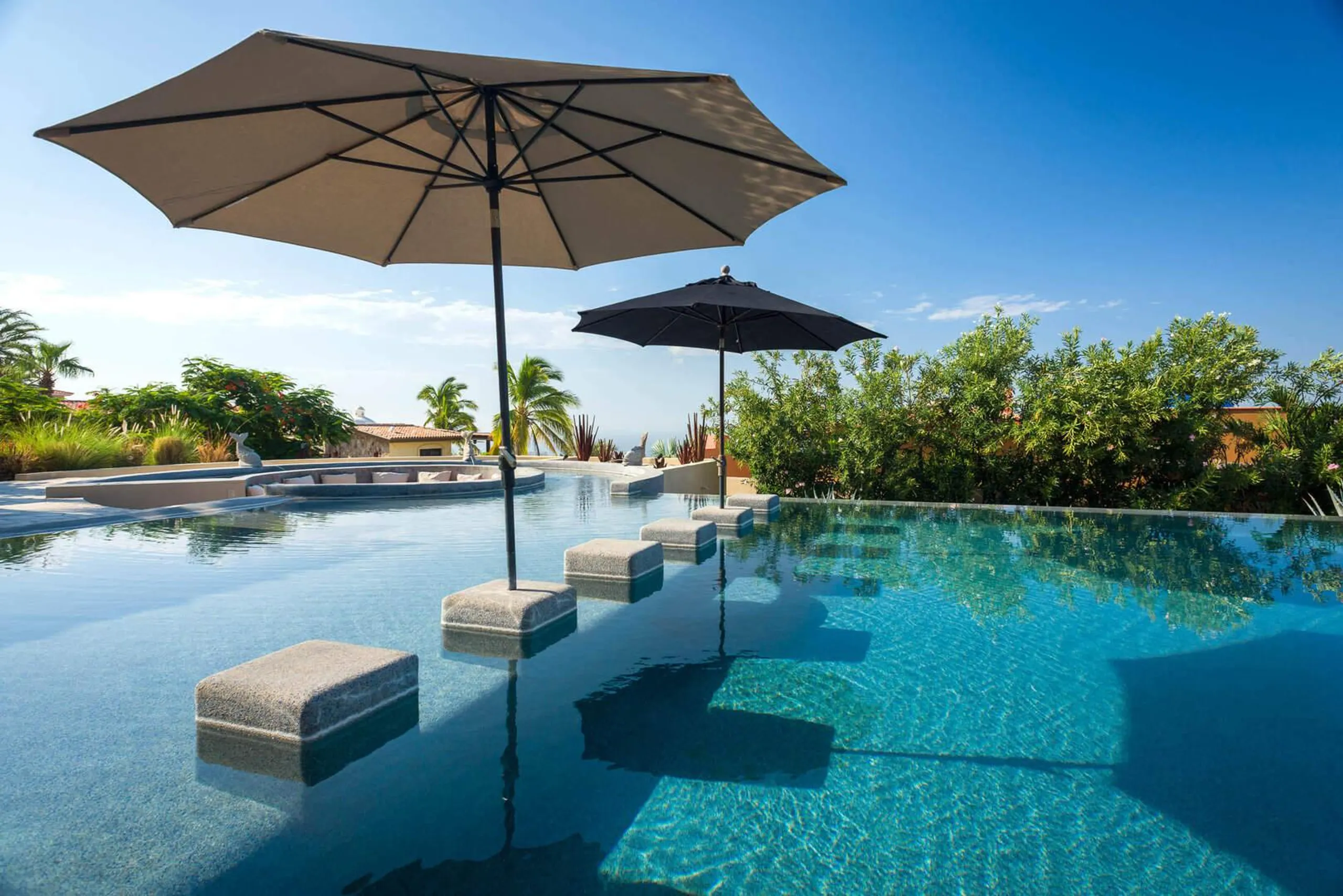 Exhilarating Hillside Villa with Infinity Pool and Panoramic City Views in Cabo San Lucas — photograph 4