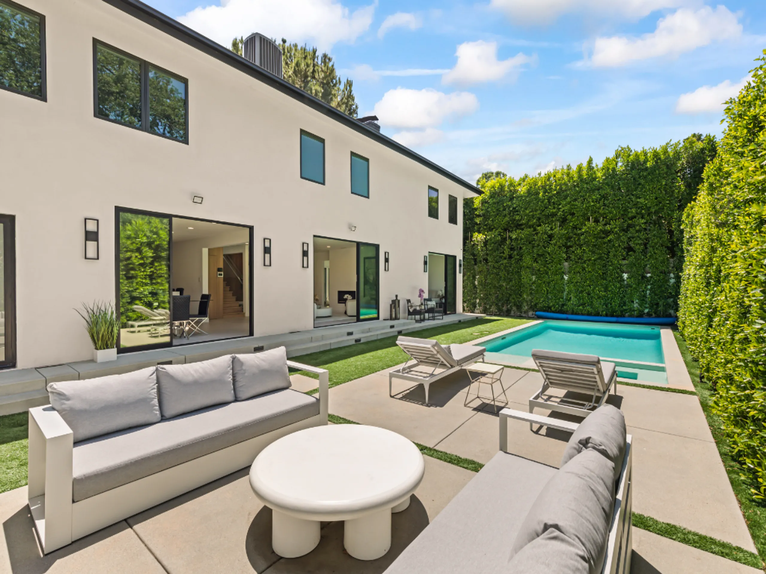 Modern Gated Estate with Pool, Spa & Designer Interiors Near Ventura Blvd — photograph 2