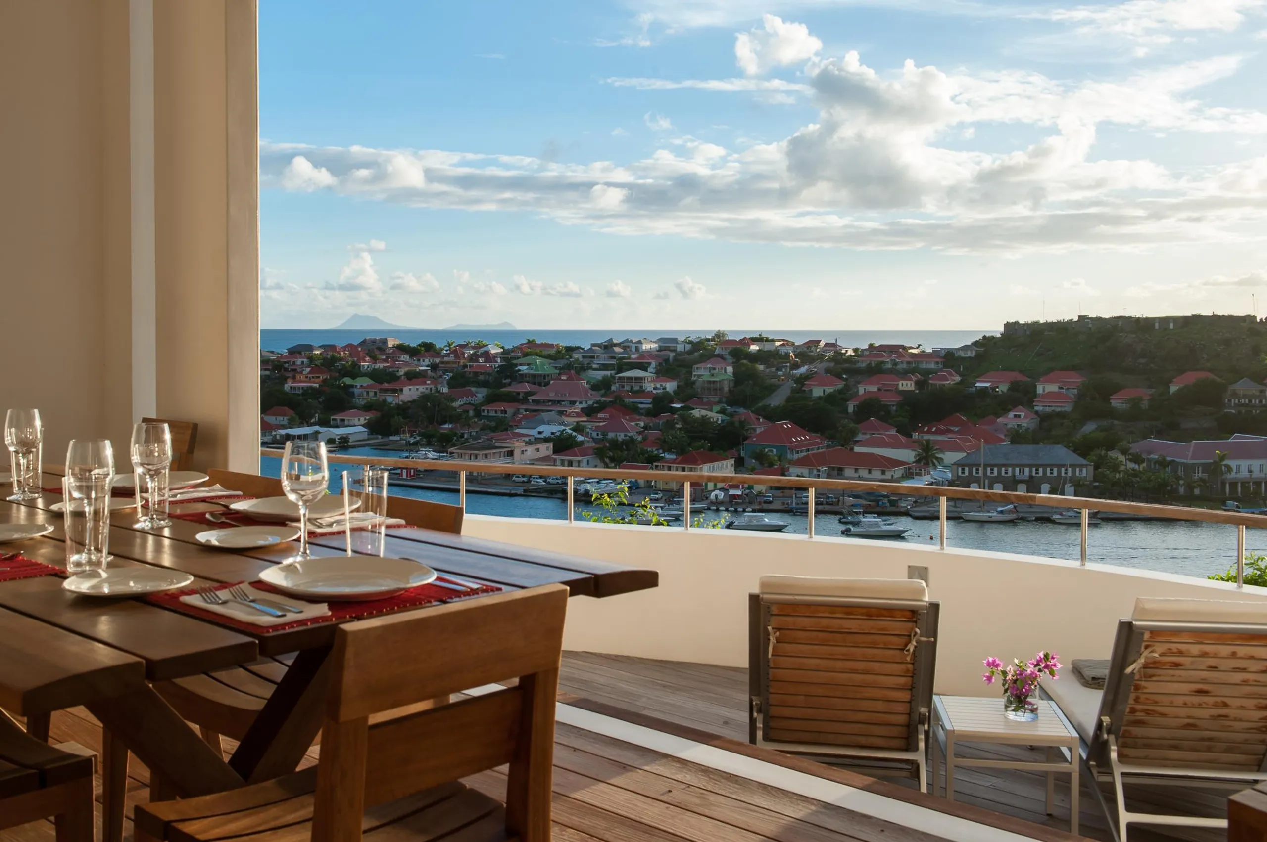 Elegant Oceanside Villa with Infinity Pool and Fitness Room — photograph 5