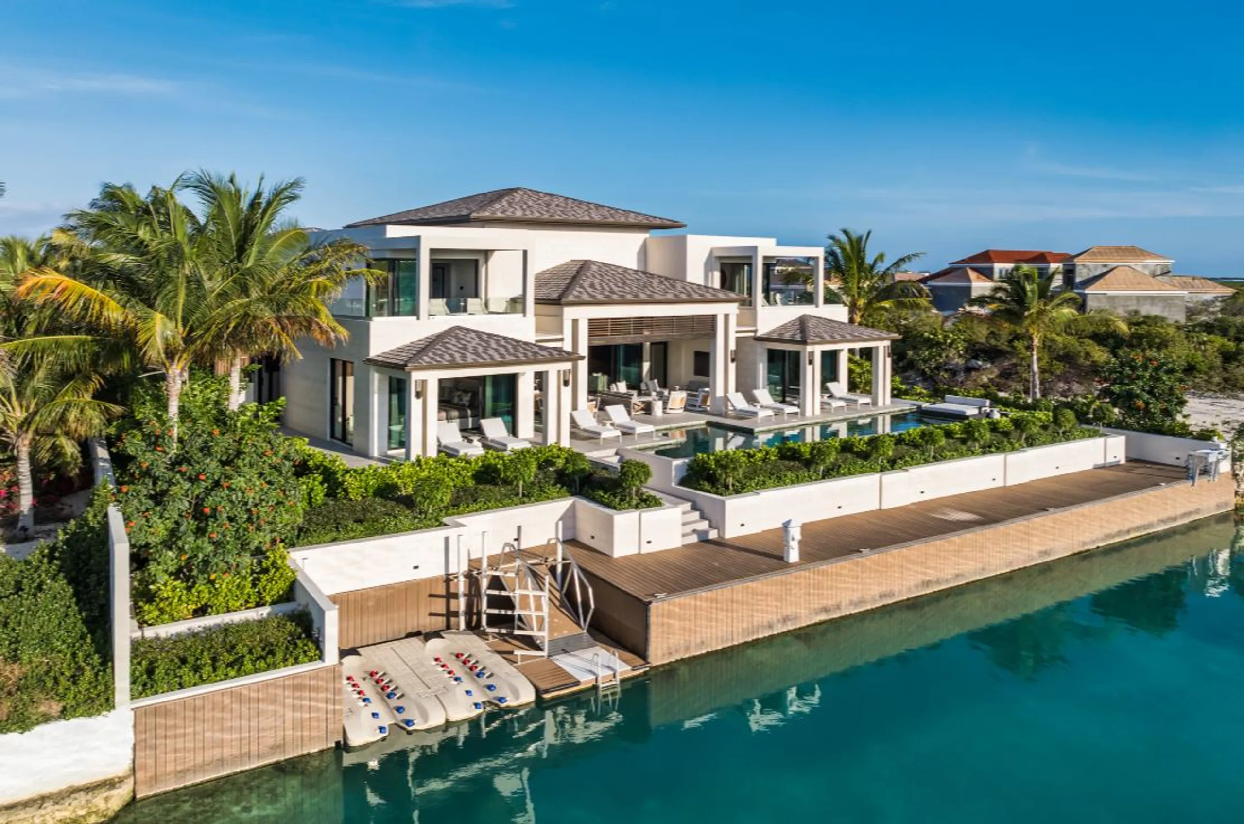Elegant 7-Bedroom Villa with Infinity Pool, and Stunning Canal Views — photograph 5
