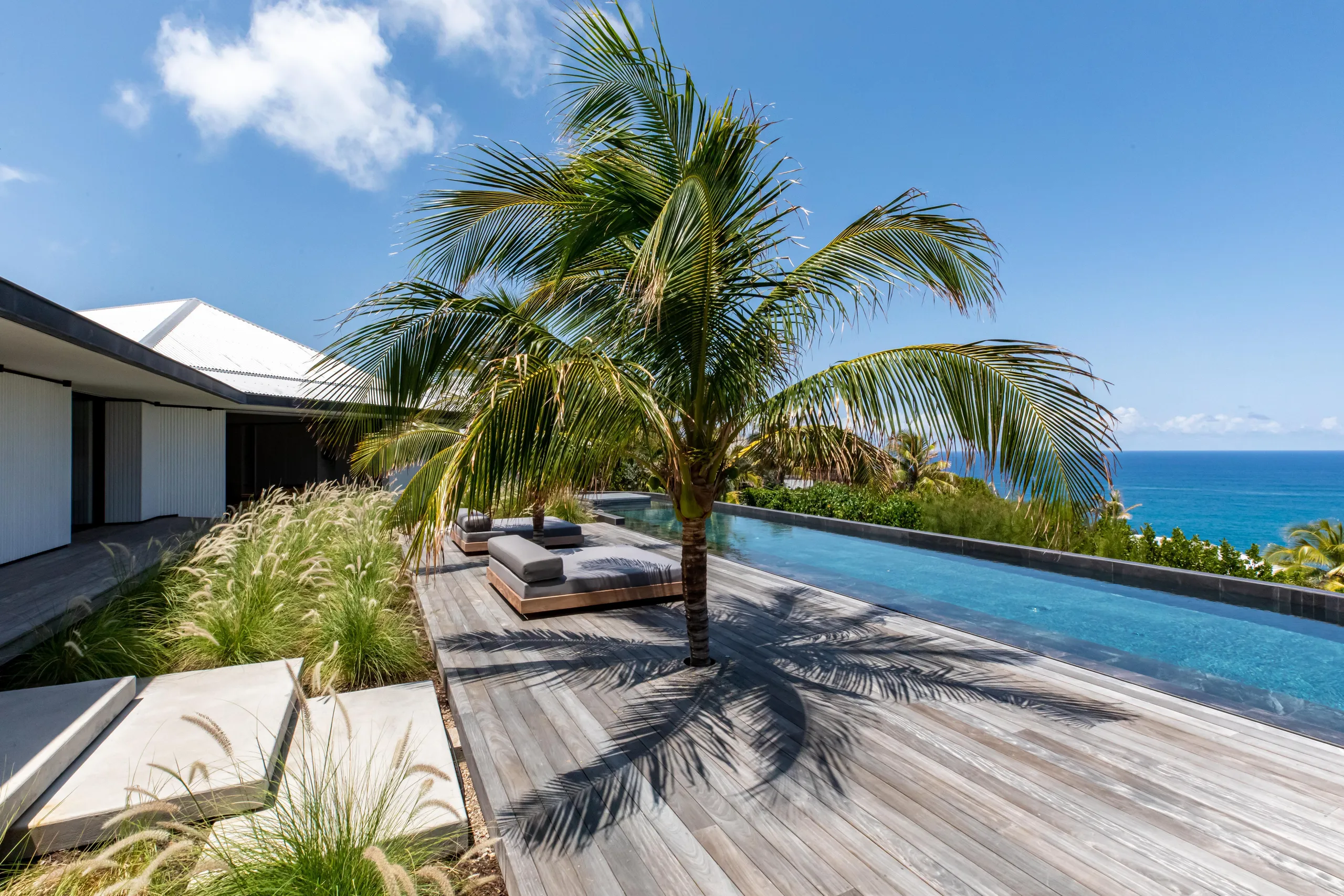 Sophisticated Oceanview Estate with Private Pool and Gourmet Kitchen — photograph 2