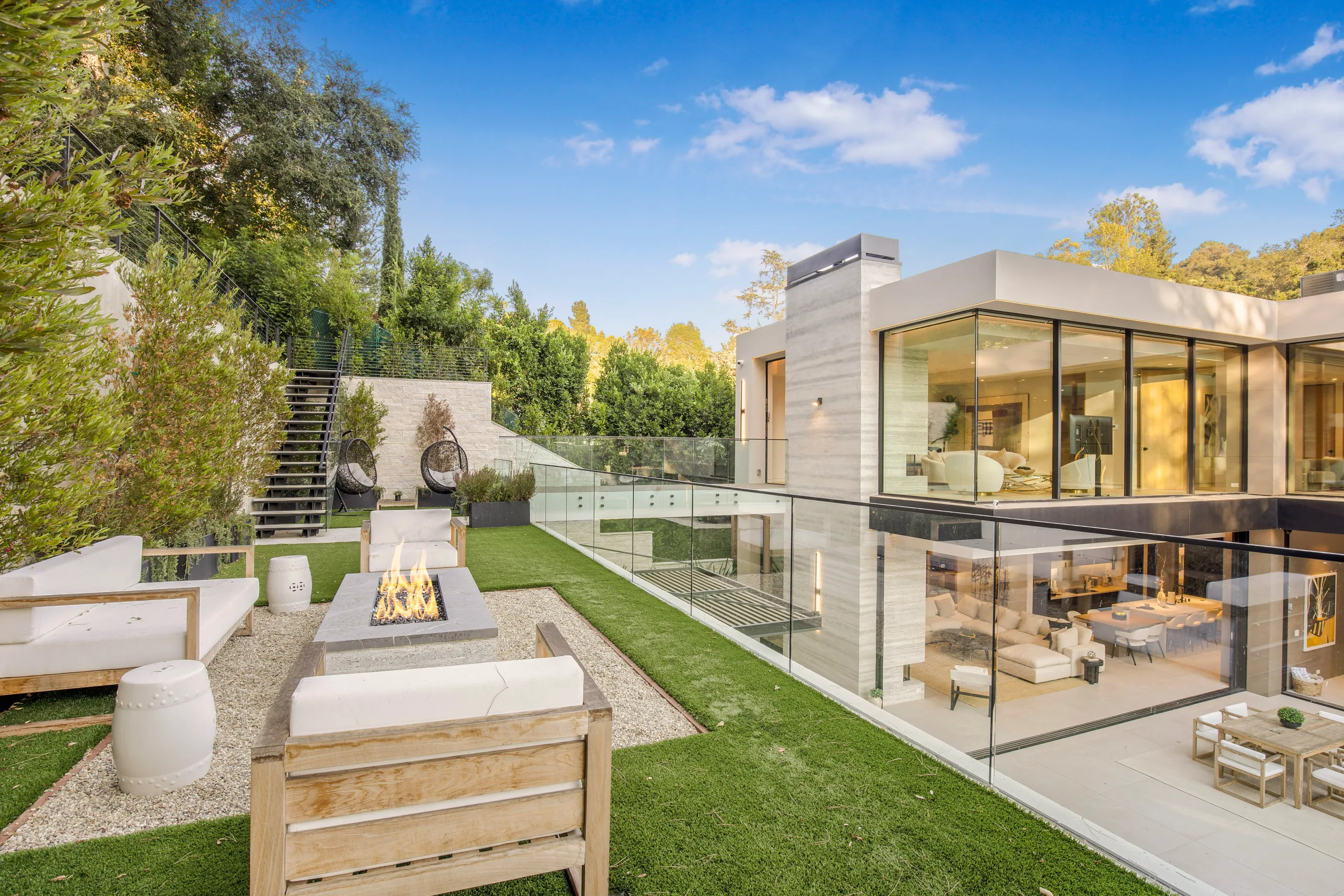 Upscale 3-Level Villa with Sparkling Saltwater Pool, Gym and Stunning Views — photograph 10