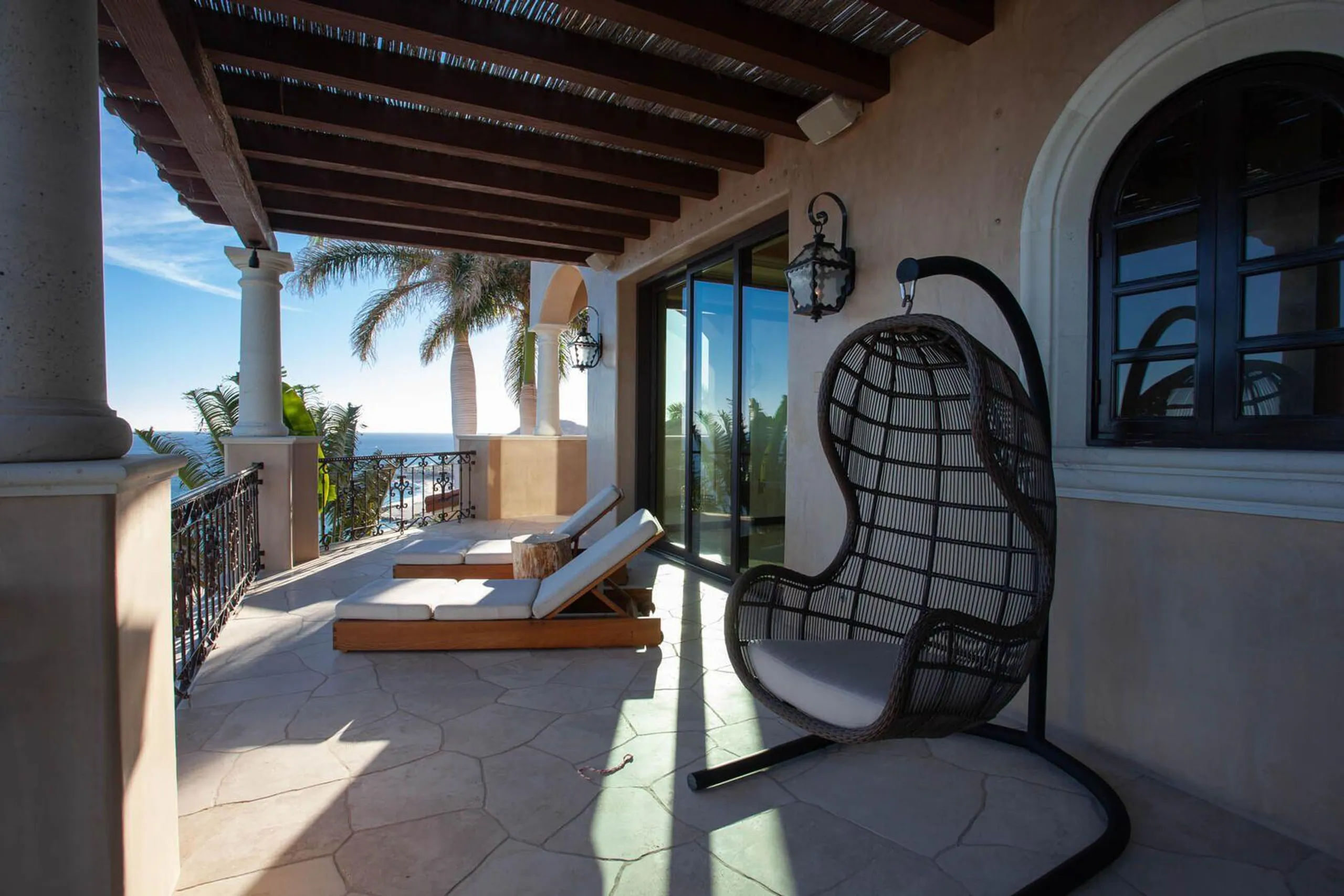 Palmilla Grand Estate with Infinity Pool and Breathtaking Ocean Views — photograph 8