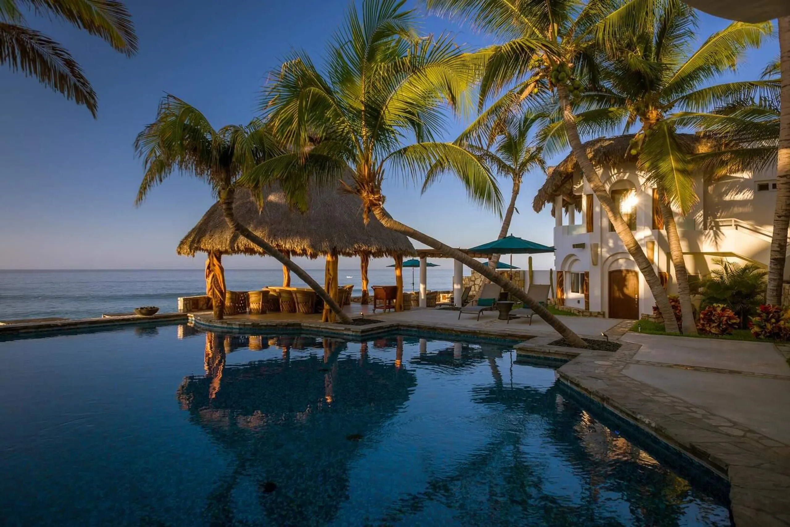 Light-filled Beachfront Haven with Private Heated Pool — photograph 11