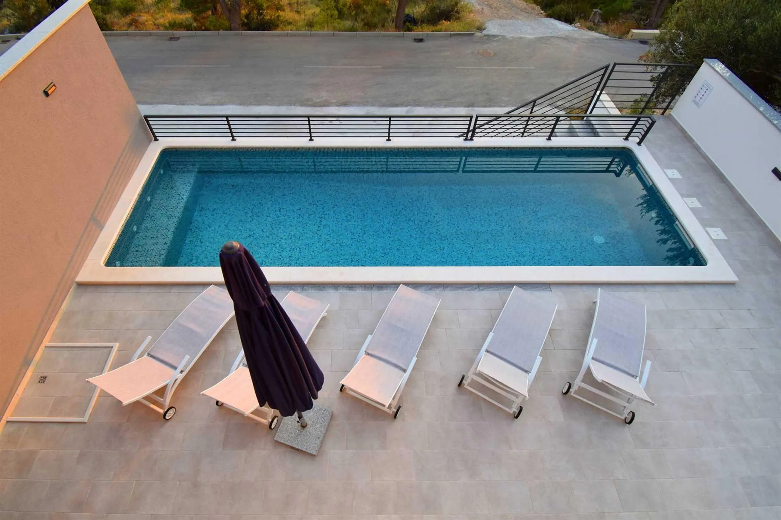 Plush Villa with Heated Pool and Panoramic Views of the Adriatic Sea — photograph 6