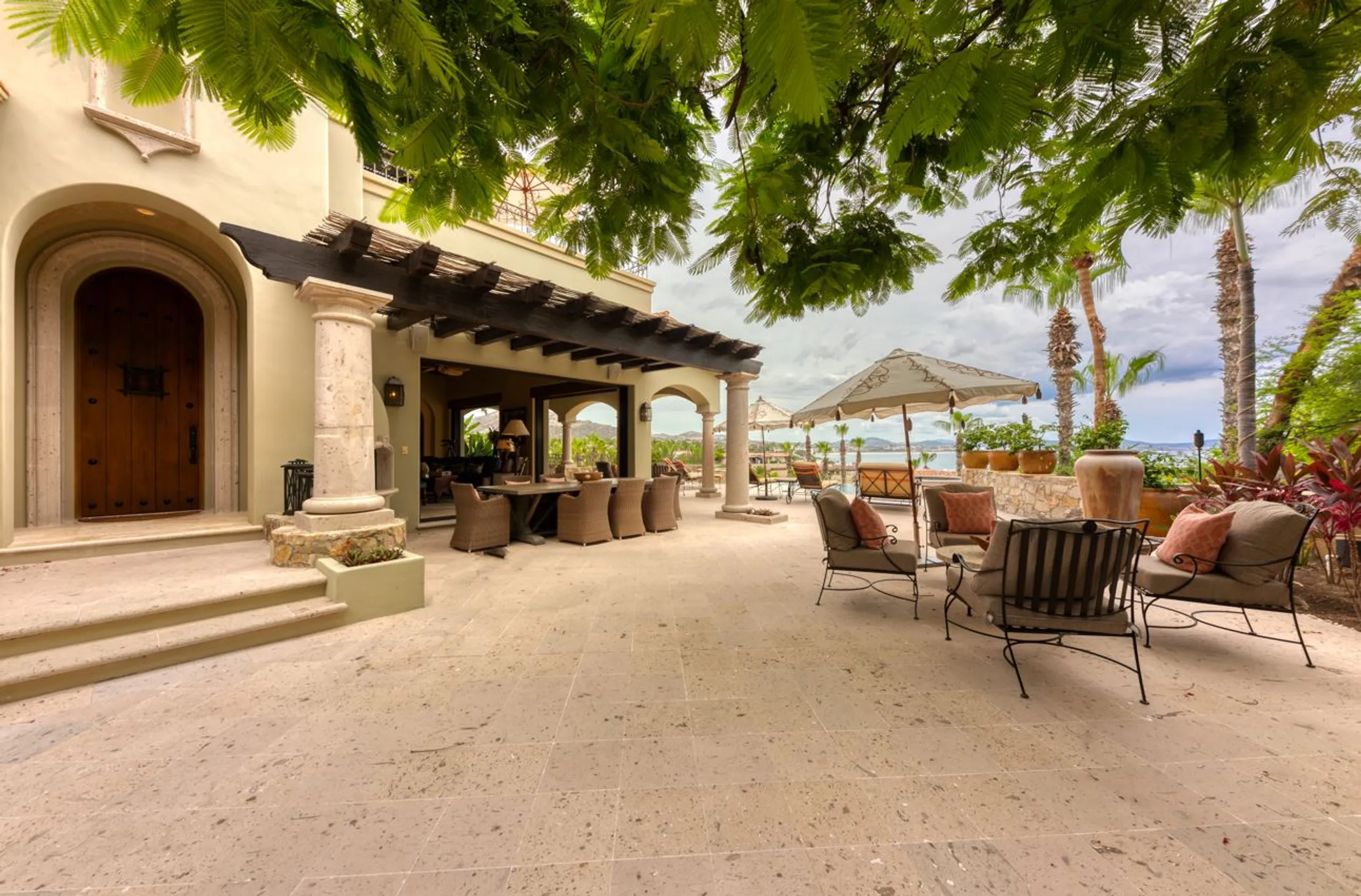 Breathtaking Oceanview Villa: Seamless Indoor-Outdoor Living with Pool, Jacuzzi & Gourmet Amenities — photograph 4