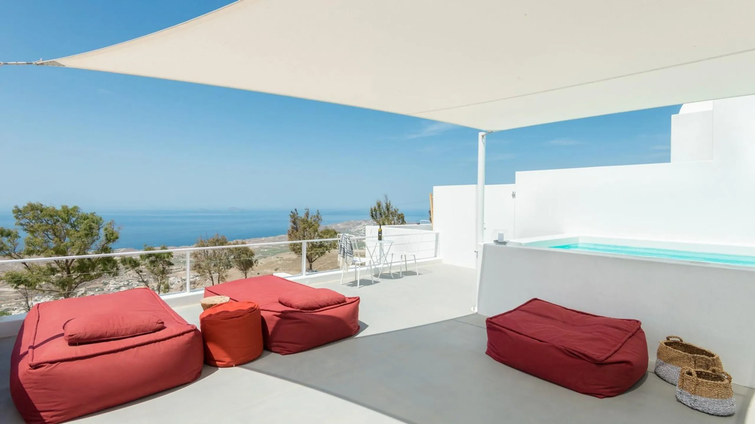 Deluxe Villa with Private Heated Infinity Pool and Panoramic Views of The Island — photograph 4