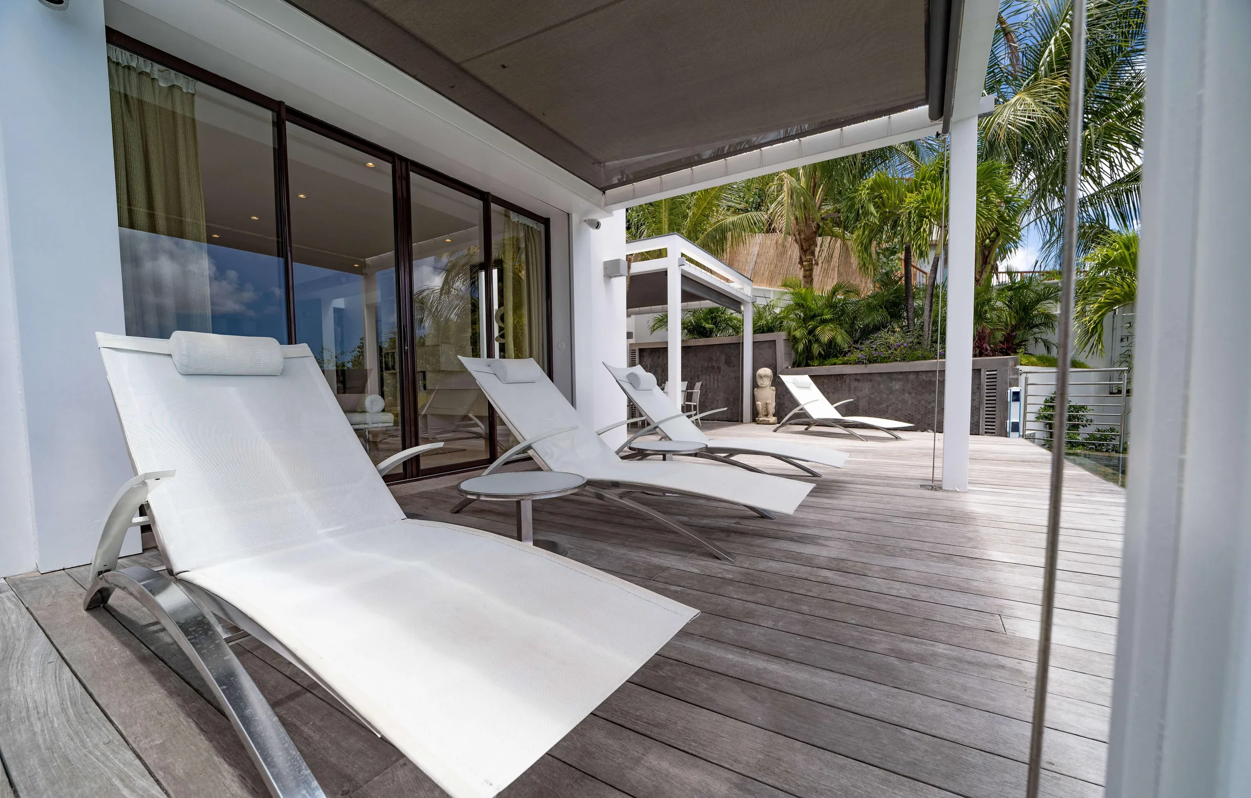 Contemporary Luxury Villa with Infinity Pool and Stunning Views and Elegant Design — photograph 9