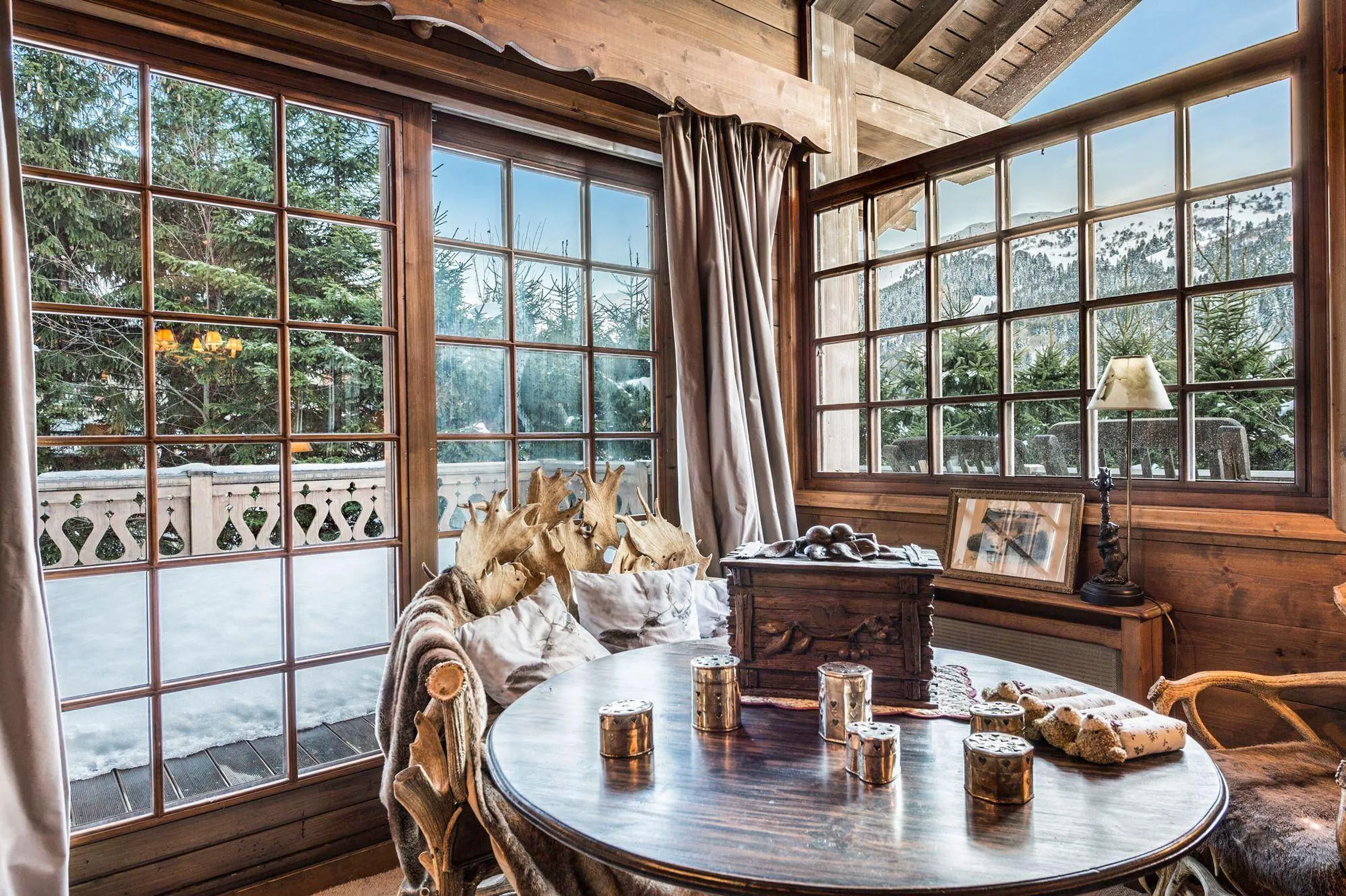 Exquisite 7BR Villa with High-End Amenities and Snowy Mountain Views — photograph 5