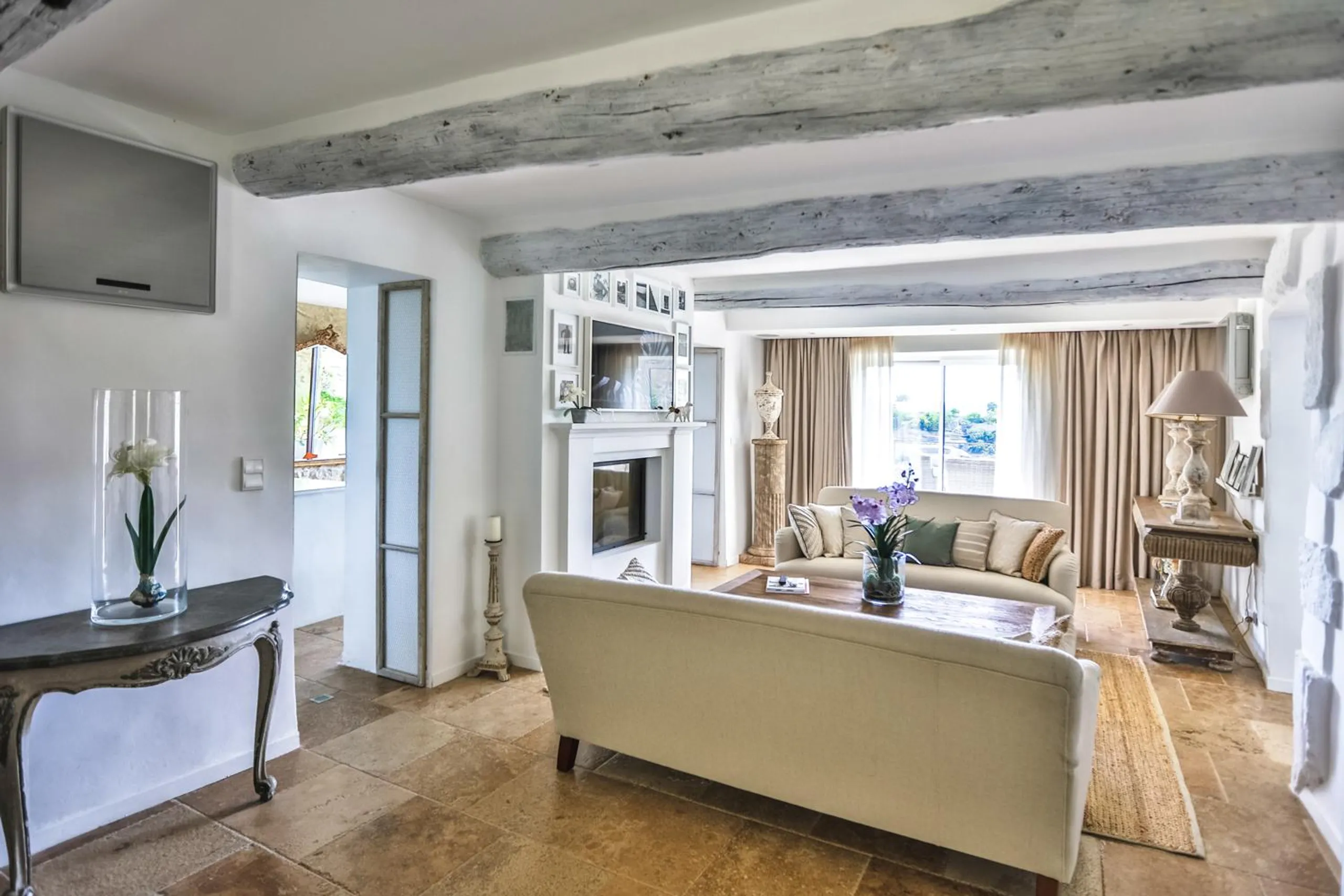 Enchanting Provençal Villa with Pool, Terraced Gardens, and Panoramic Valley Views — photograph 6