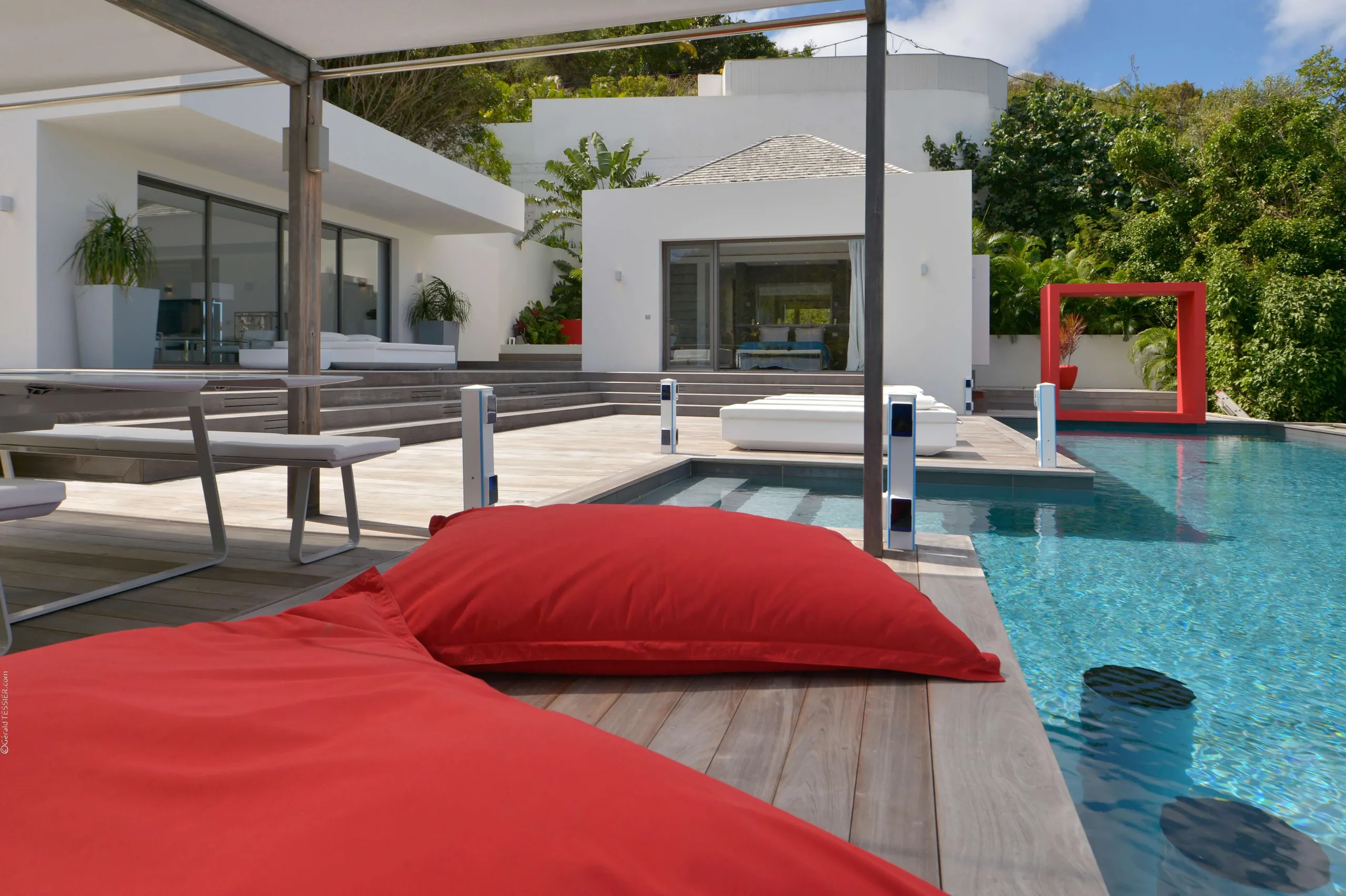 Luxury Villa Oasis: Serene Hillside Retreat with Infinity Pool in St-Barts — photograph 8