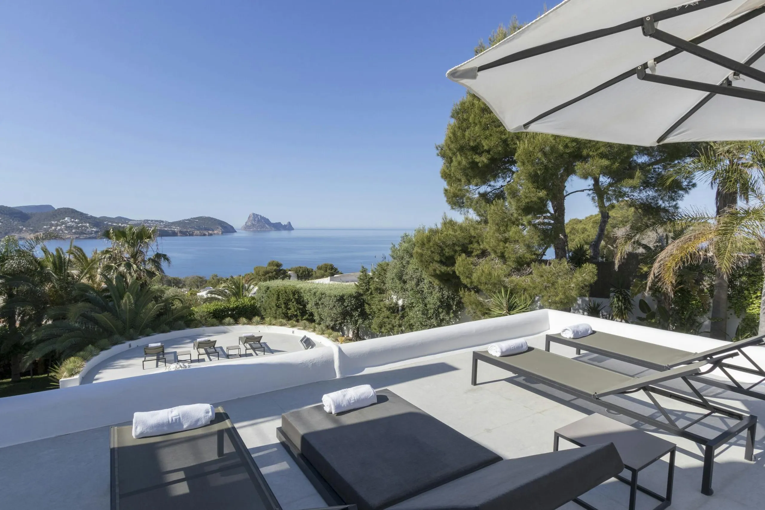 Deluxe Oceanview Villa in Ibiza with Infinity Pool and Sun Deck — photograph 10