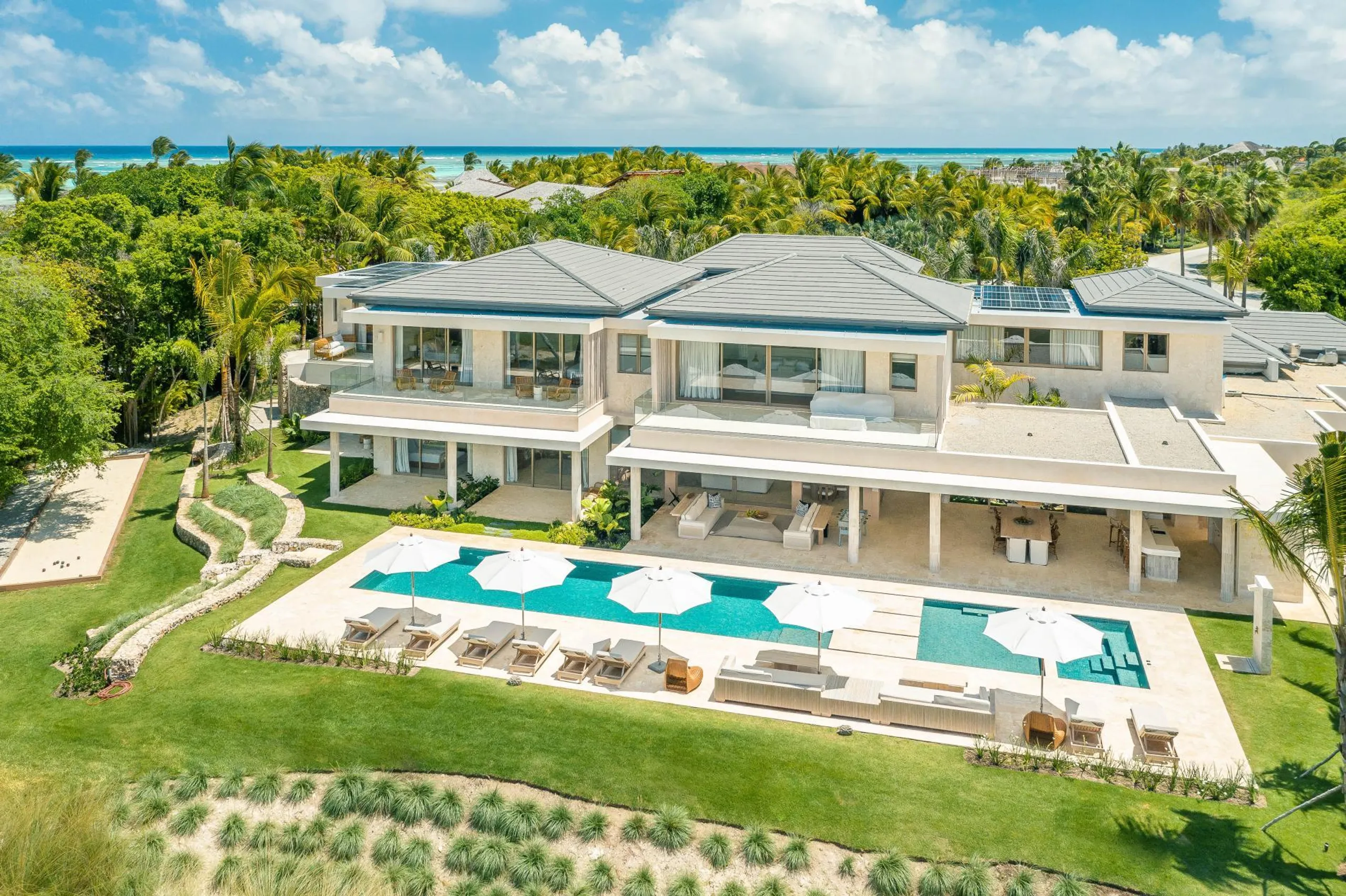 Luxurious 8-Bedroom Villa in Puntacana Resort with Private Pool and Easy Access to Beach Clubs — photograph 2