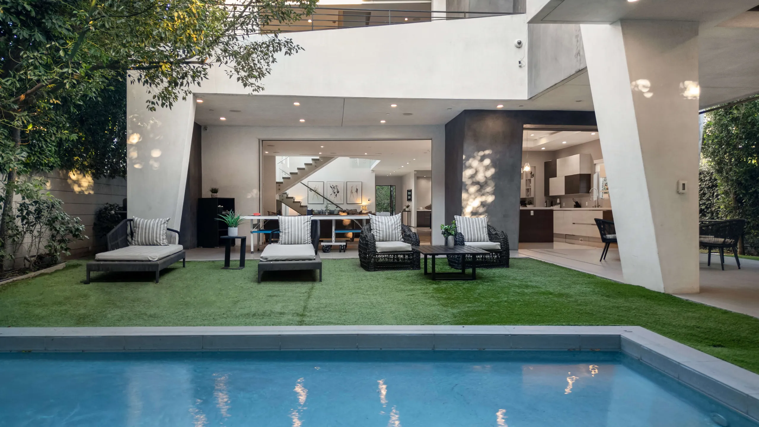 Modern Architectural Villa with Private Pool — photograph 3