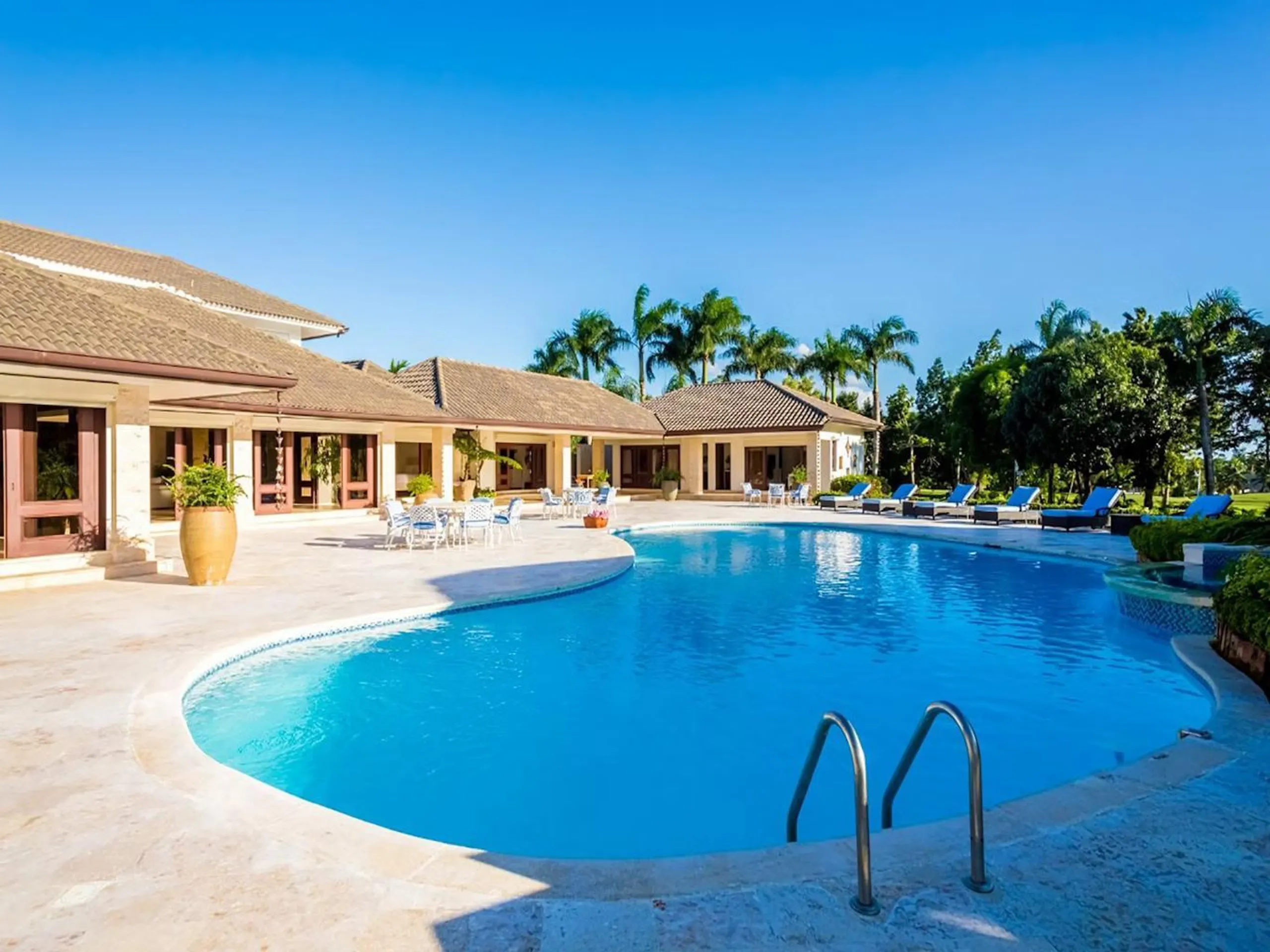 Prestigious Paradise Estate with Private Pool and Hot Tub, La Romana