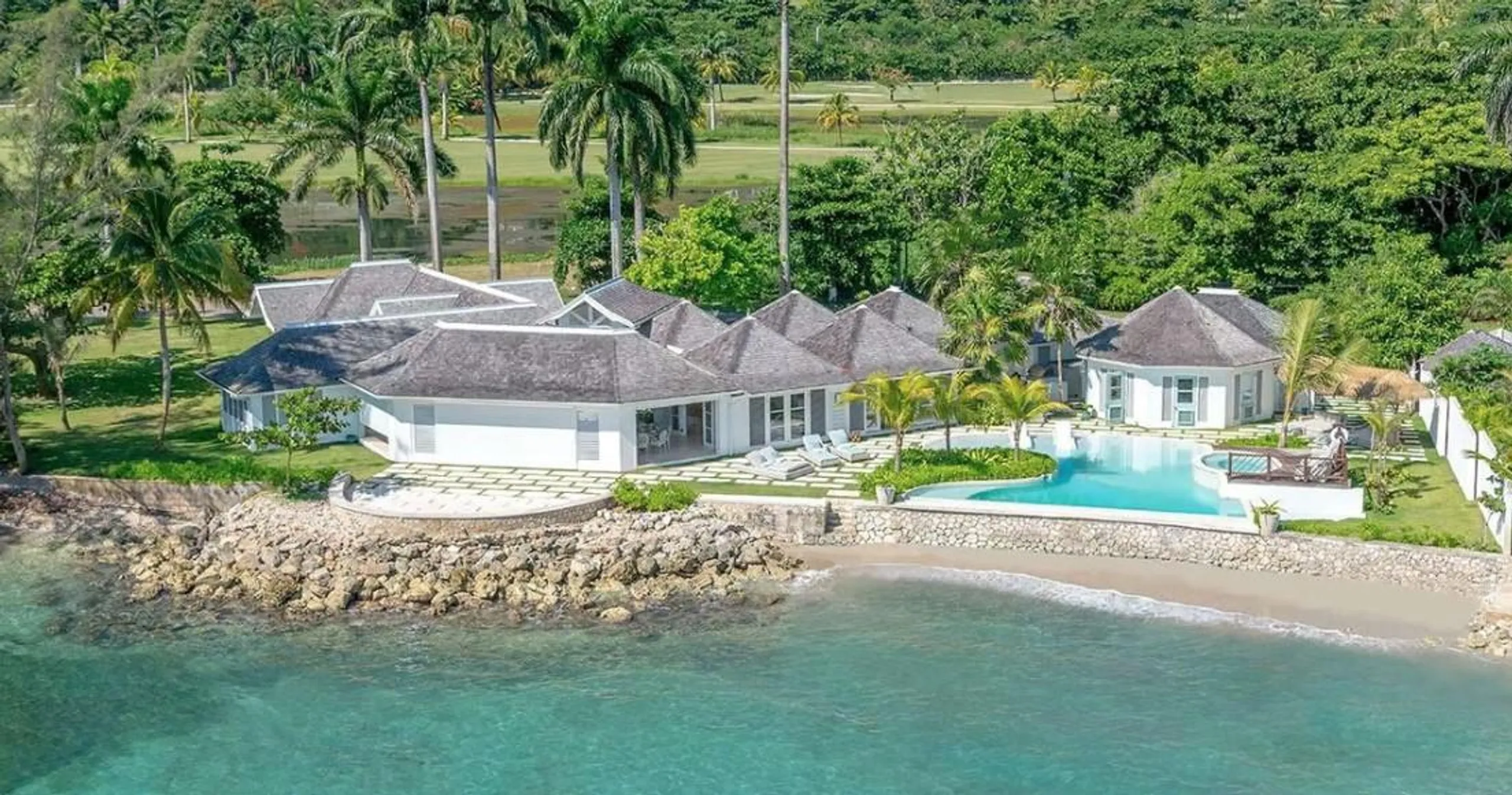 Chic Seafront Retreat in Sandy Bay with Private Pool and Panoramic Ocean Views — photograph 4