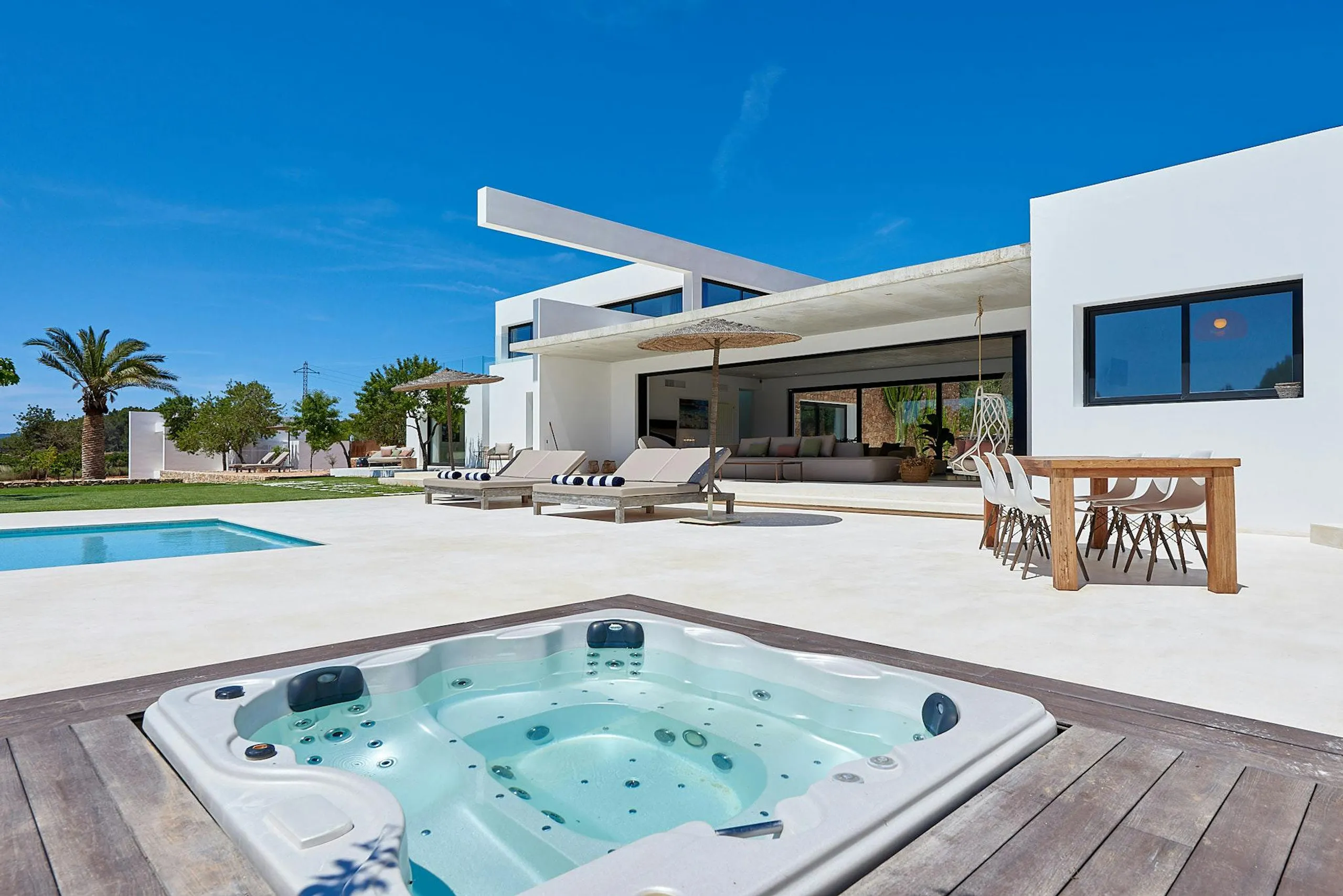 Prestigious Ibiza Contemporary Villa with Private Pool, Treehouse, and Outdoor Entertainment — photograph 4