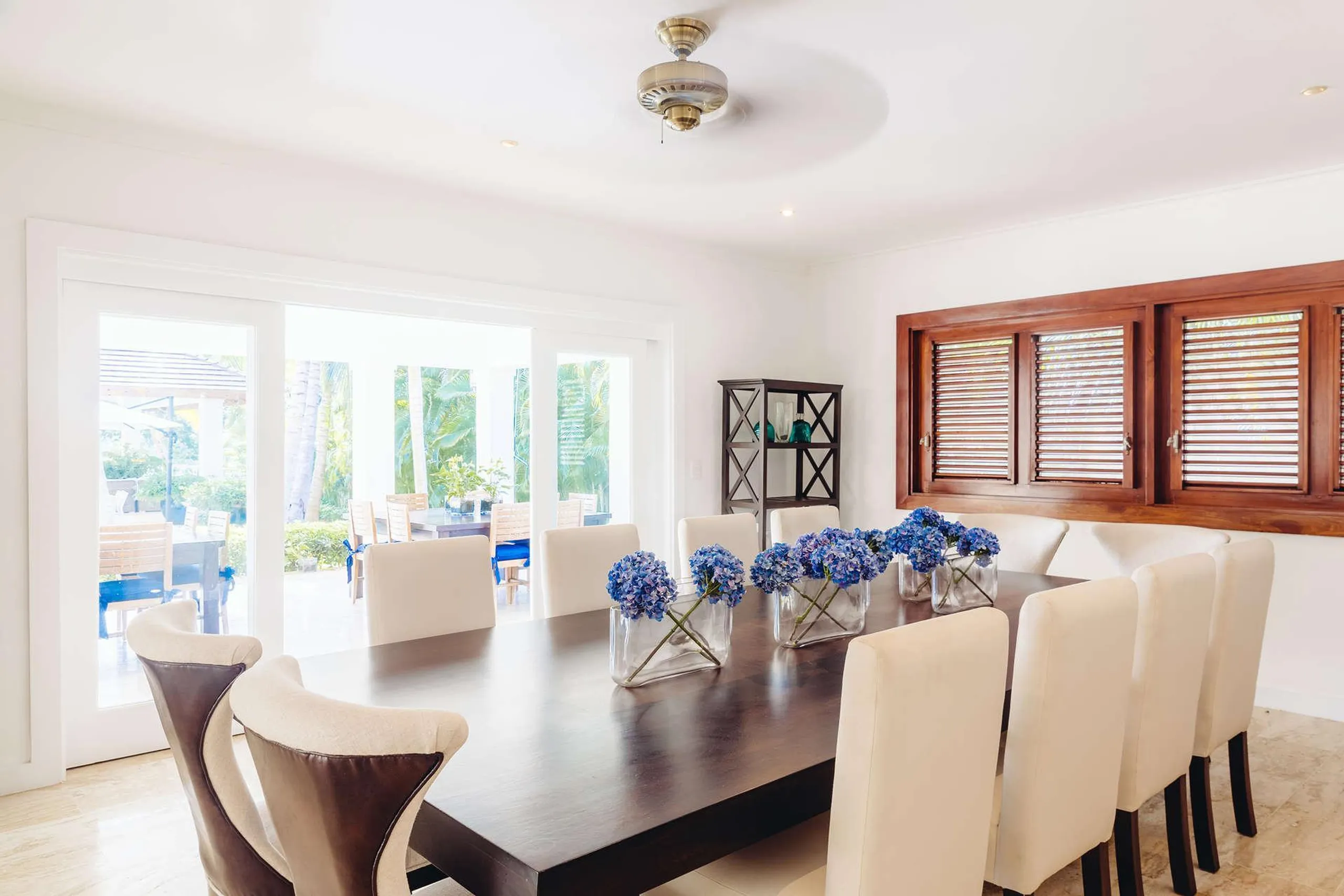 Elegant Two-Story Villa with Private Pool and Golf Course Views — photograph 12