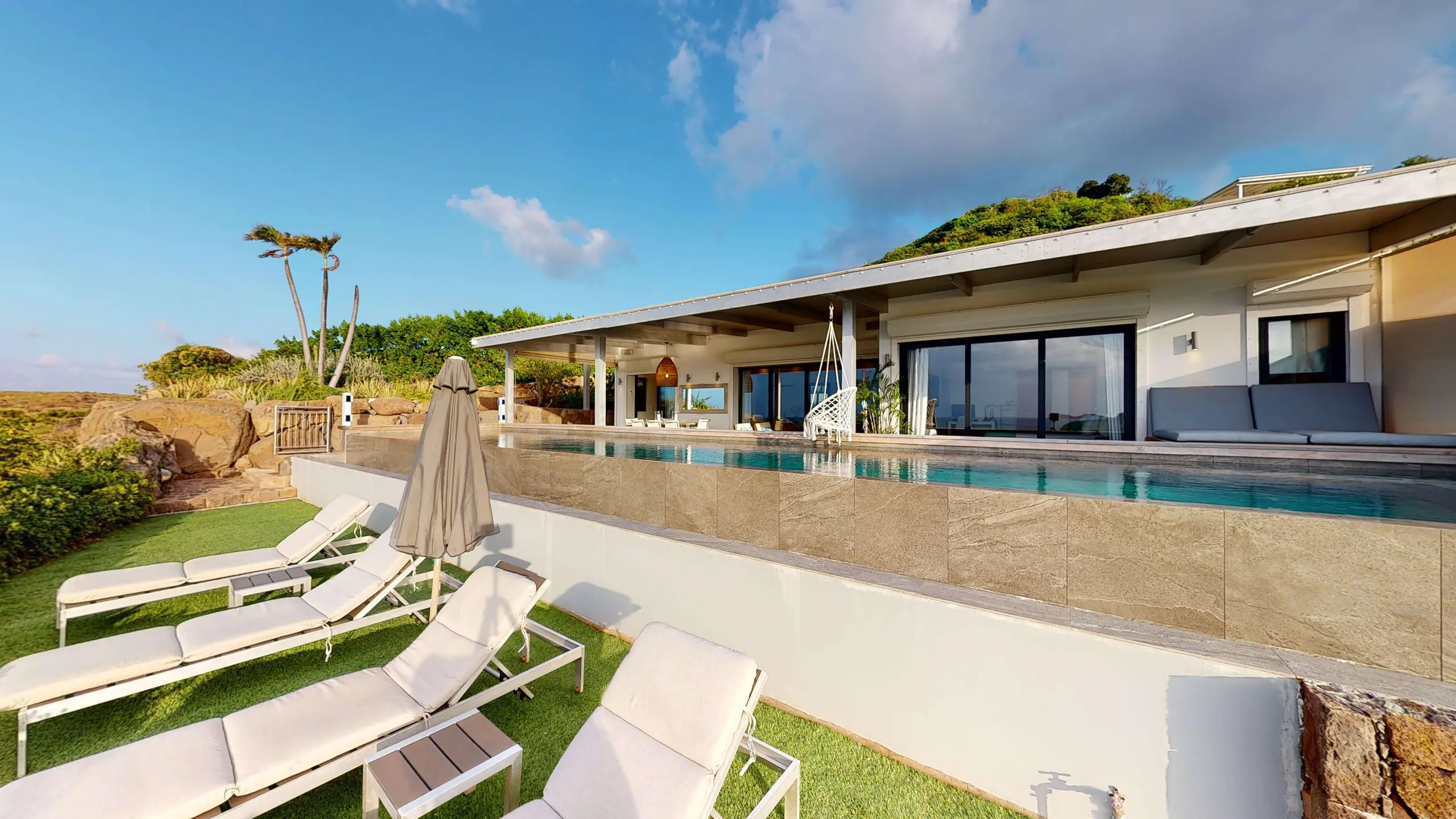 Breathtaking Ocean View Oasis with Infinity Pool and Stunning Ocean Views — photograph 3