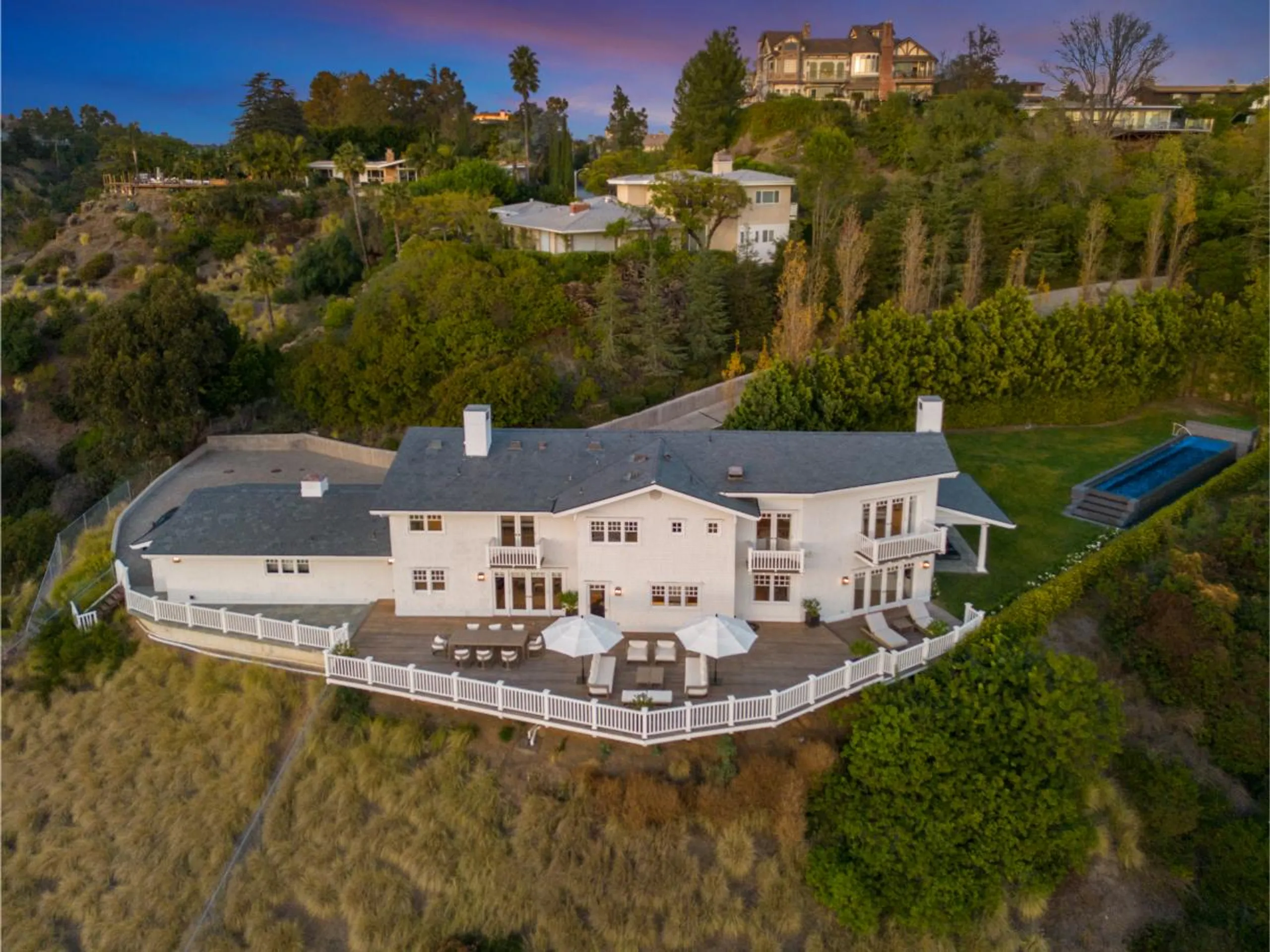 Magnificent Contemporary Villa with Private Pool and Garden Grounds — photograph 9