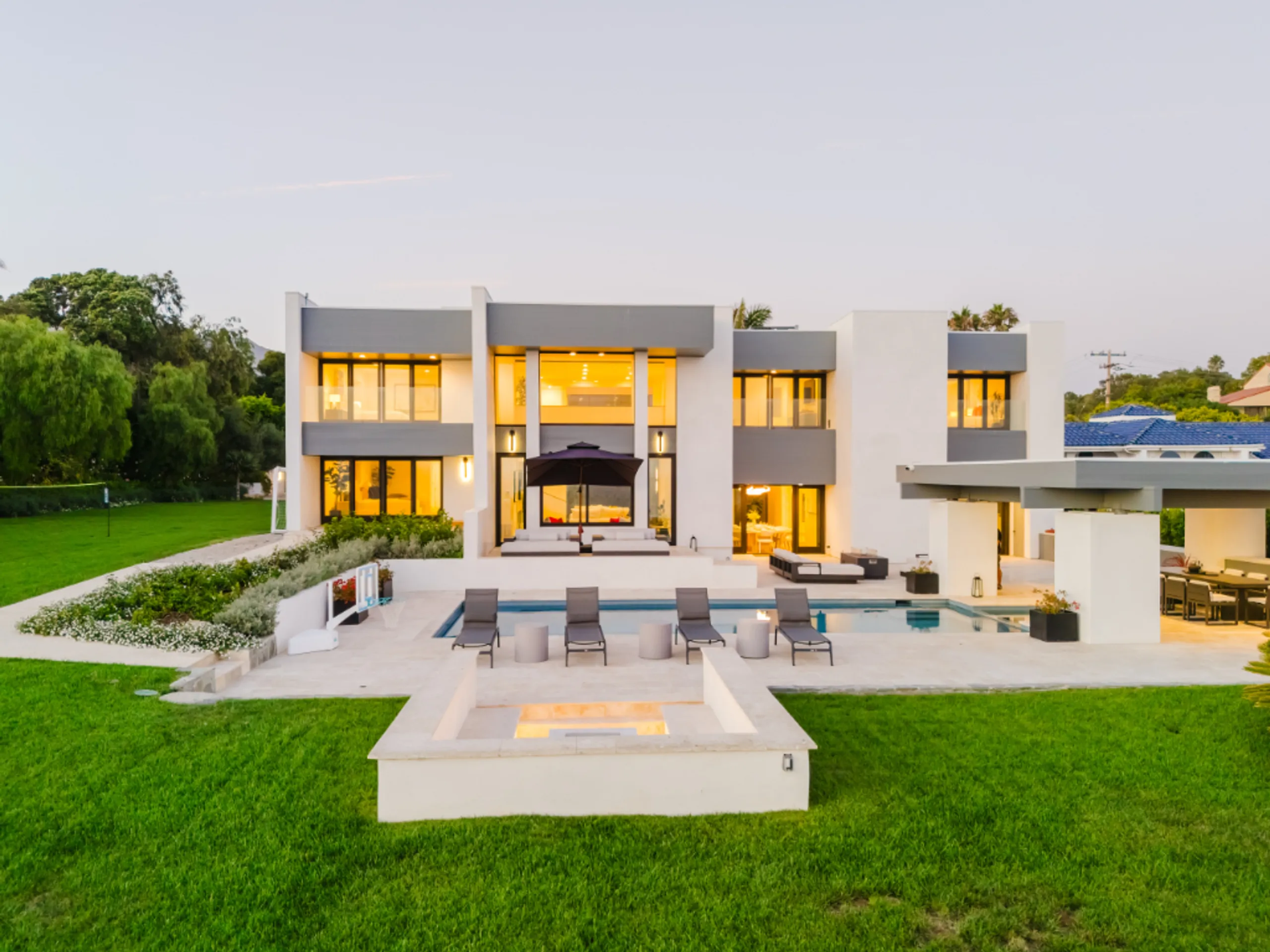 Architectural Malibu Bluffside Estate with Panoramic Ocean Views & Walkable Beach Access — photograph 2