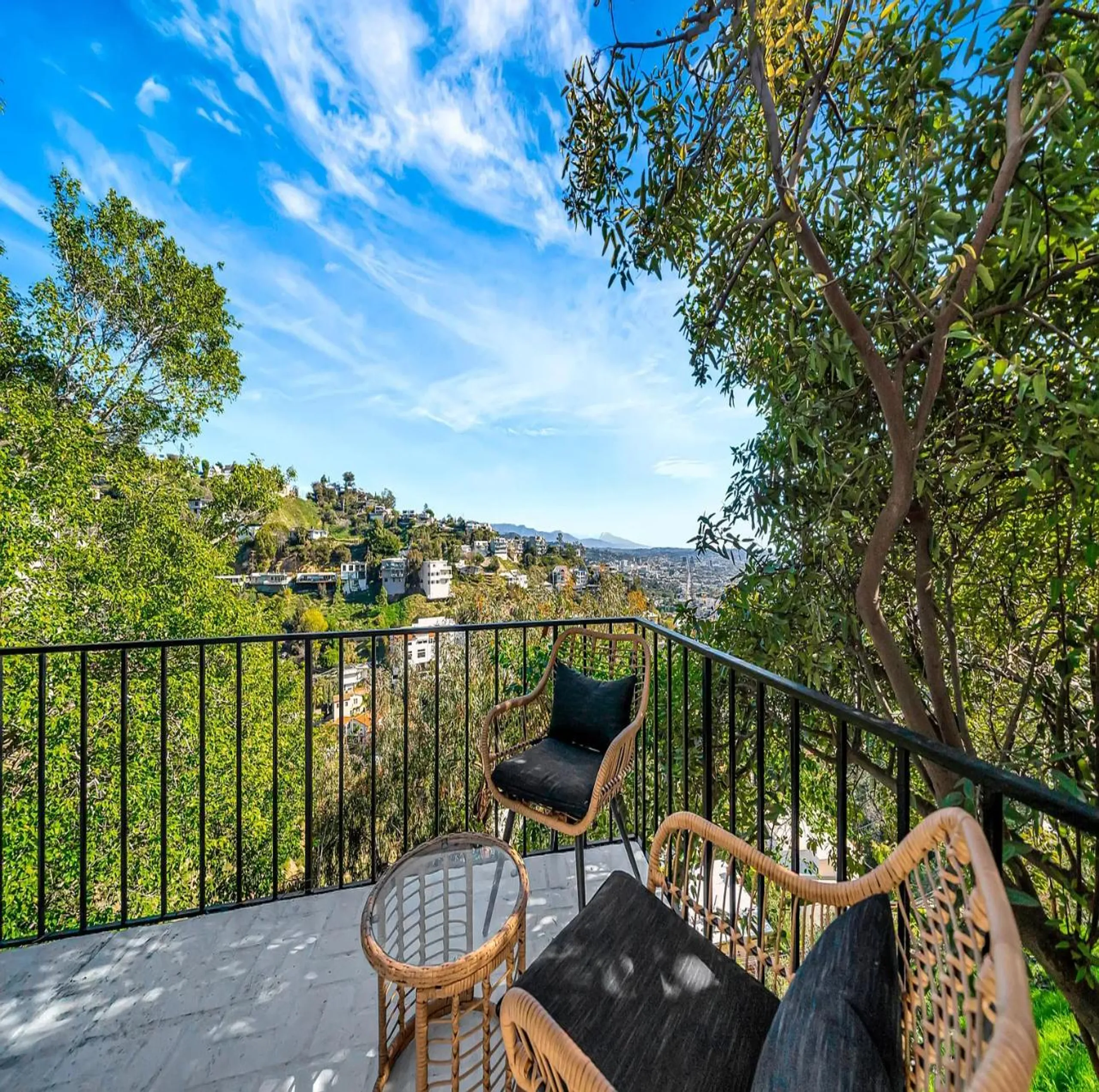 Tranquil Modern Villa Above Sunset Strip with Guest House & Breathtaking Ocean Views — photograph 5