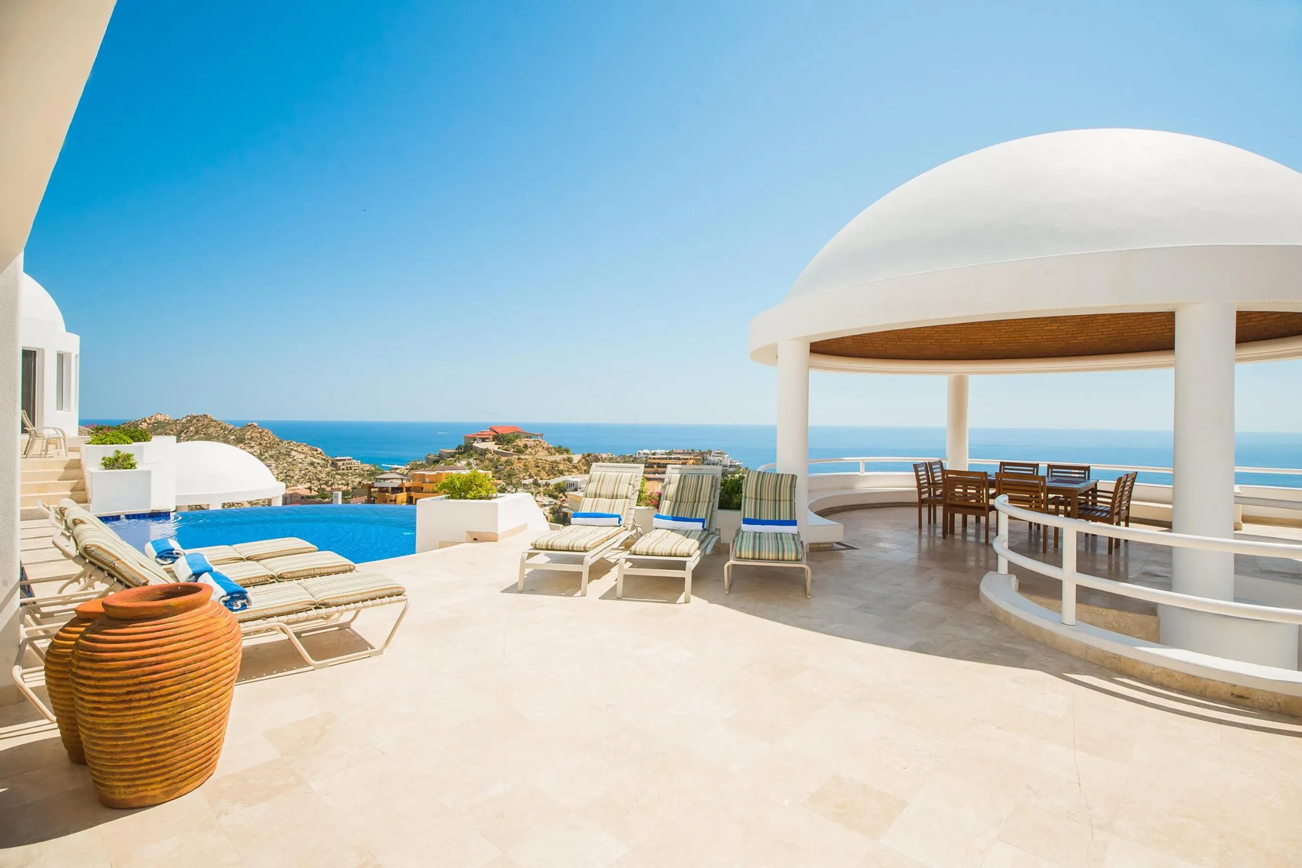 Elegant Mediterranean-style Villa with Infinity Pool and Blue Ocean Views — photograph 11