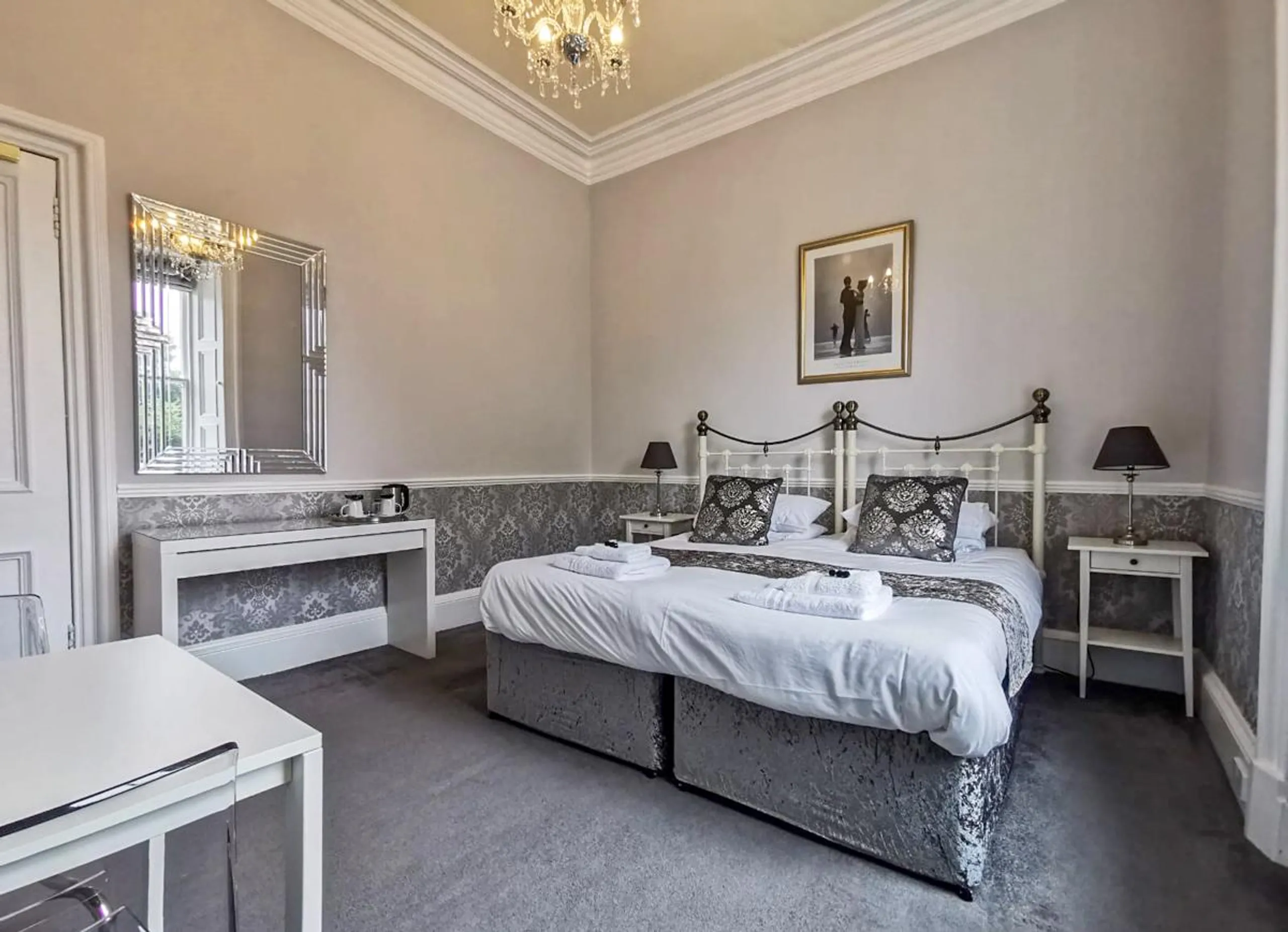 Prestigious 6BR Villa in Edinburgh with High Ceilings — photograph 8