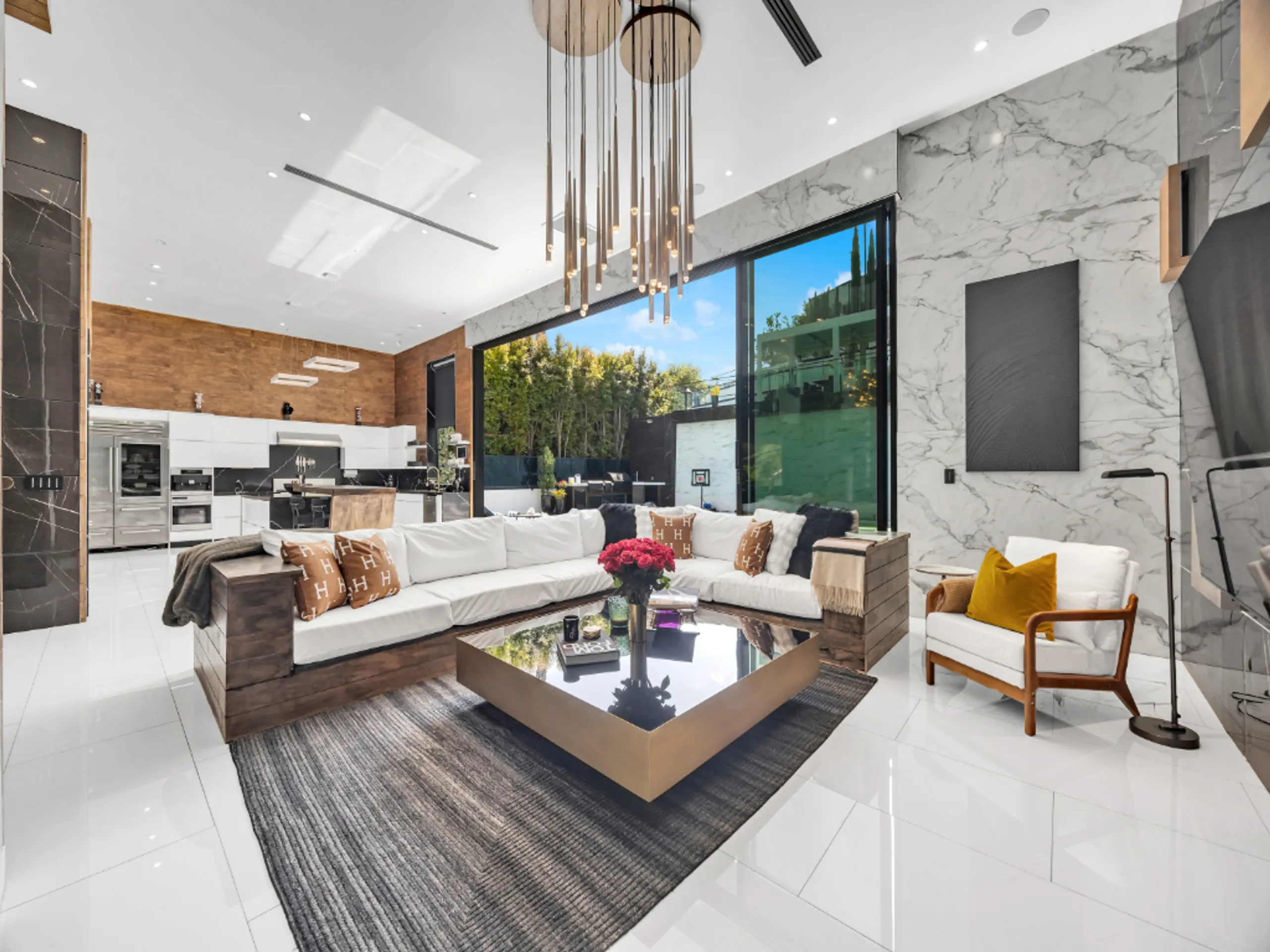 Regal 4BR Hollywood Villa with Amazing Amenities — photograph 12