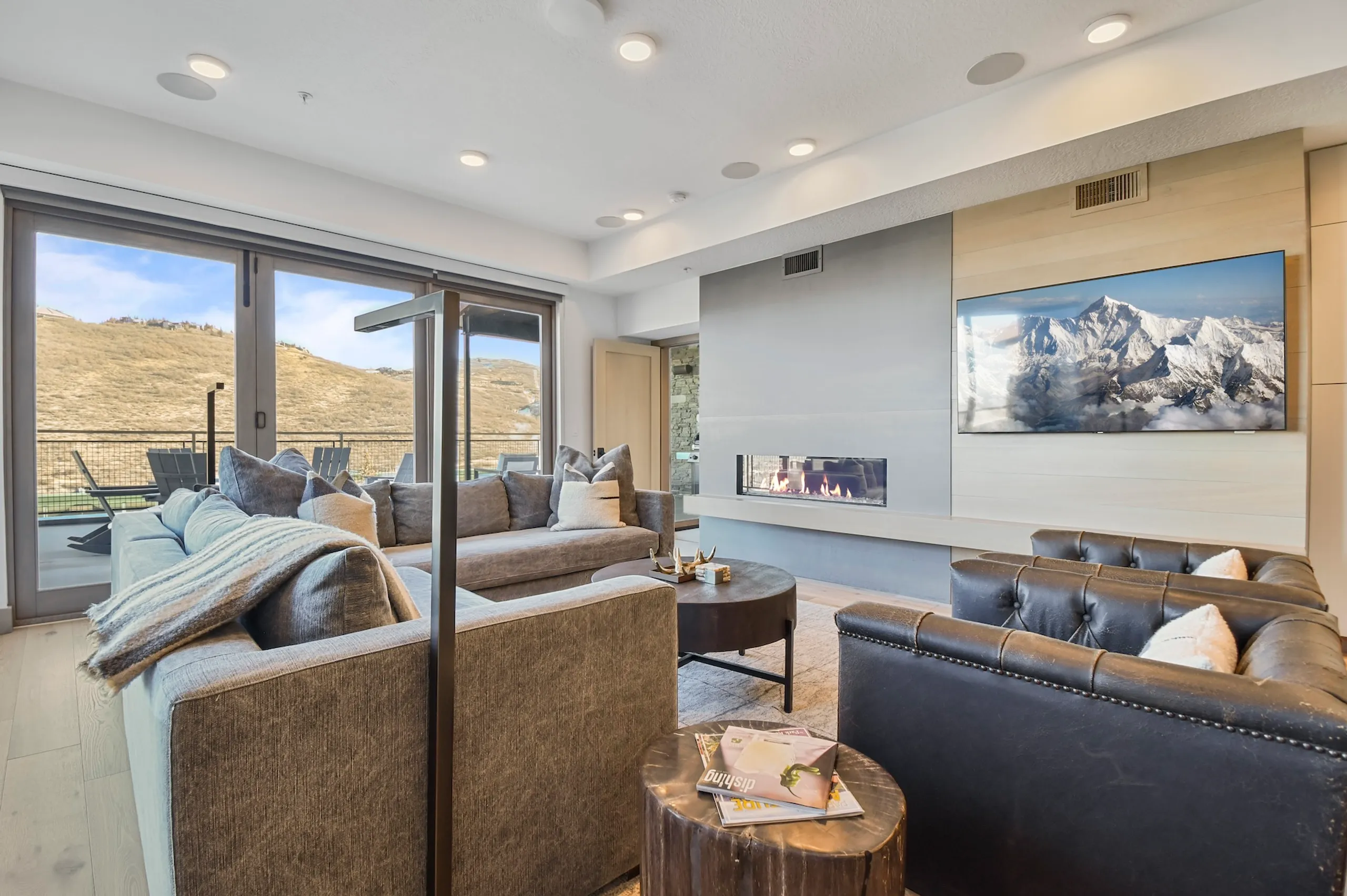 Elegant 3BR Mountainside Villa with Balcony, Firepit, Ski Access and Mountain Views — photograph 3