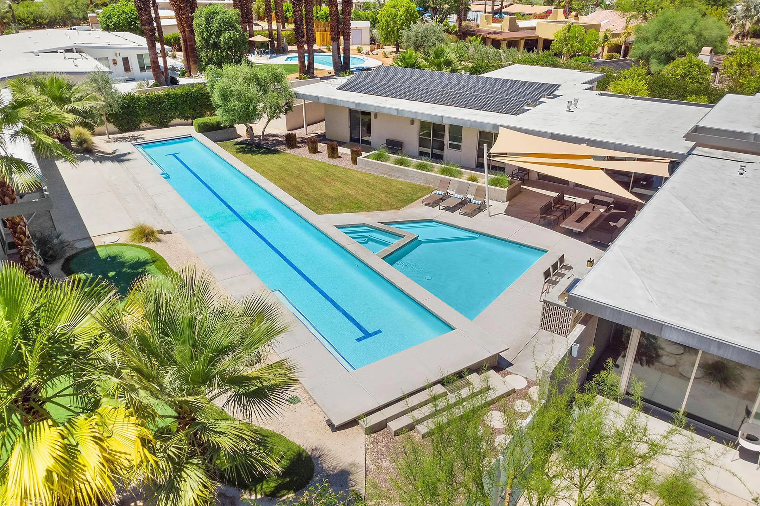Palatial Palm Springs Paradise with Lap Pool, Firepit, Putting Green — photograph 11