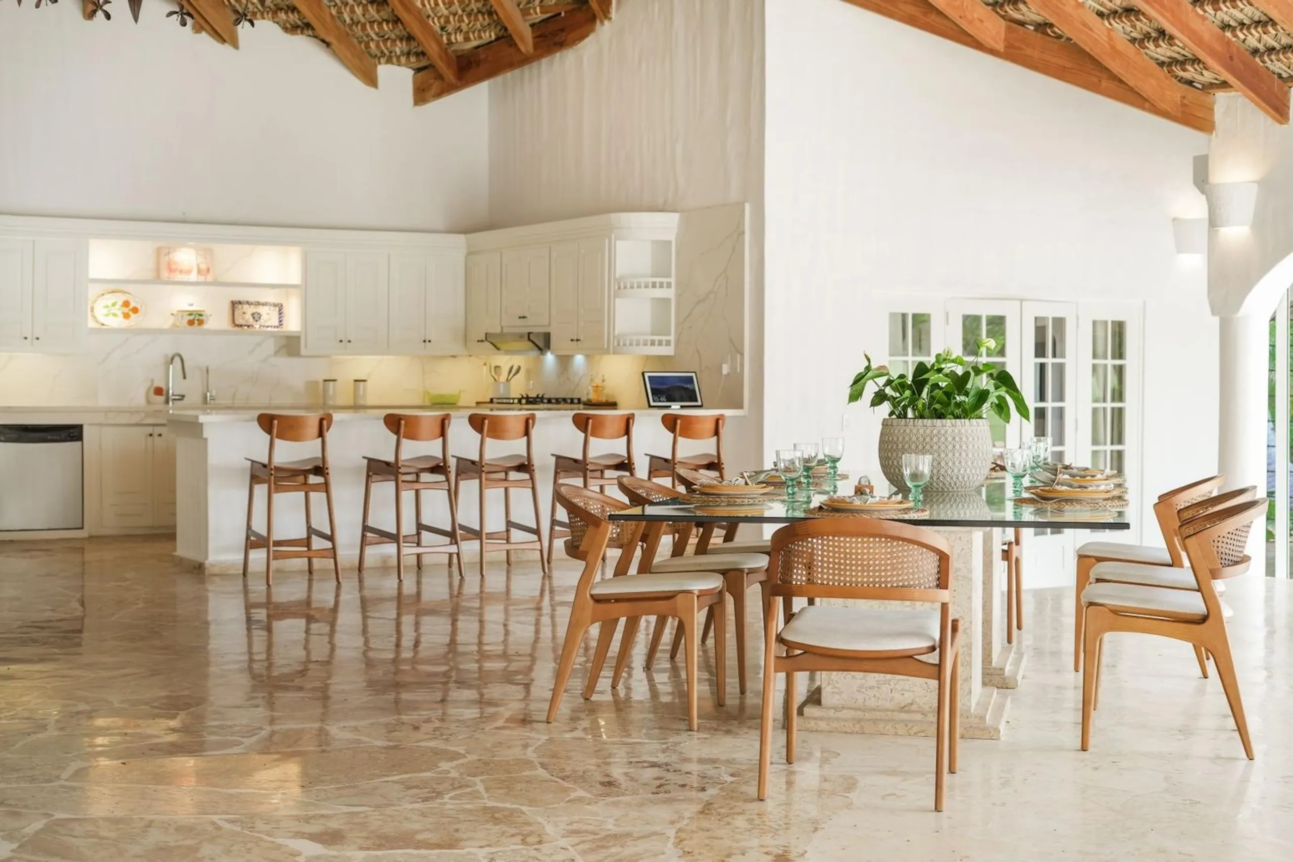 Tropical 4-Bedroom Villa with Golf Course Views & Beach Access — photograph 8