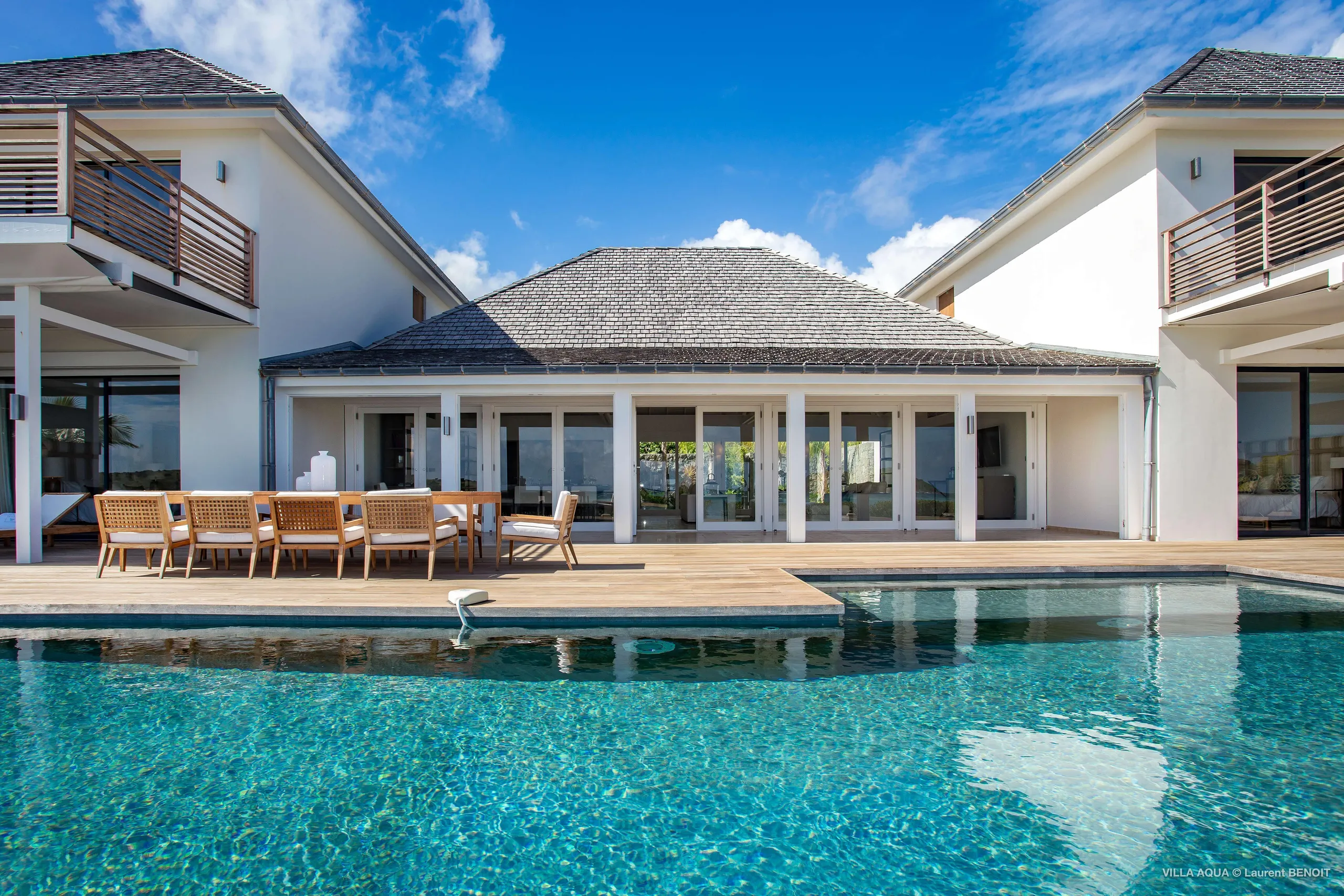 Chic Beachfront Contemporary Villa with Private Pool and Amazing Ocean Views — photograph 2