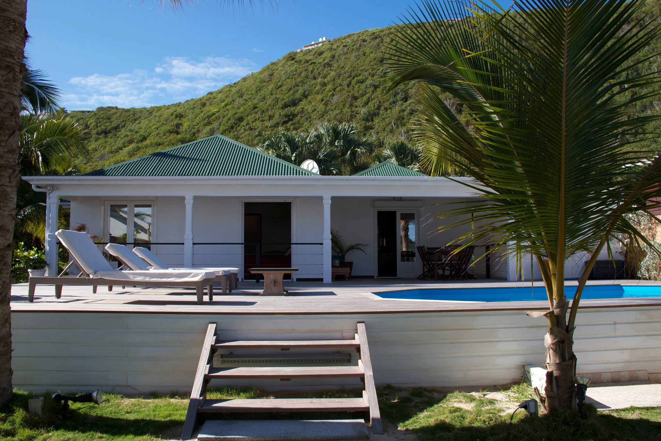 Lavish Seaview Villa with Private Pool and Walks to Beach — photograph 3