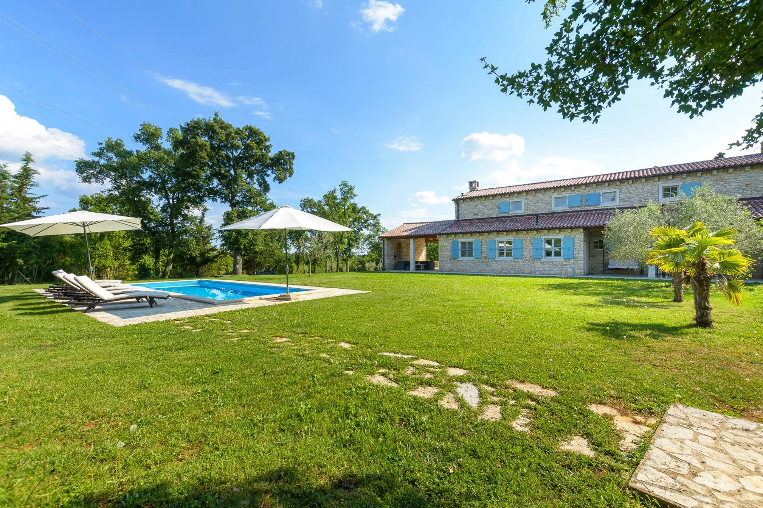 Ornate Villa with L Shaped- Pool with Serene Park Views from — photograph 8