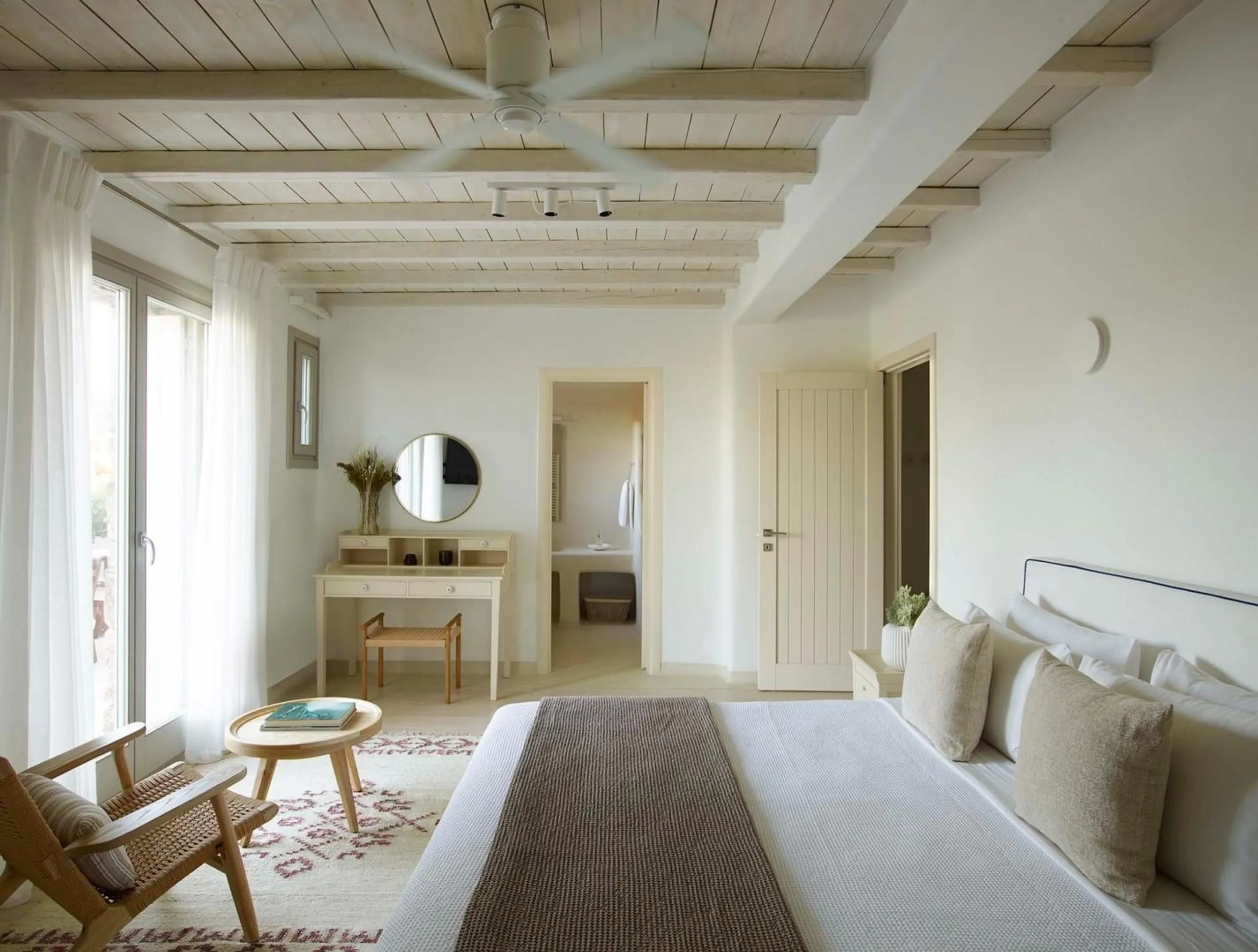 Indulge in the Elegance of a Villa Oasis with Breathtaking Views — photograph 9