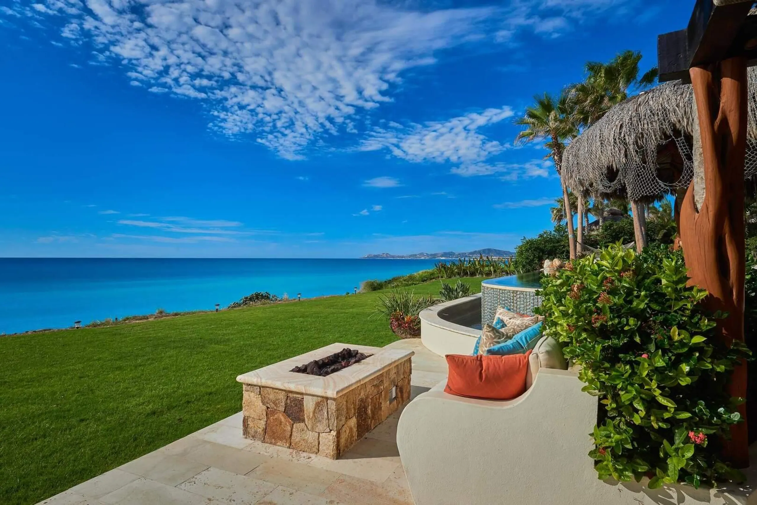 Timeless Oceanfront Haven with Infinity Edge Pool in the Heart of Cabo — photograph 7